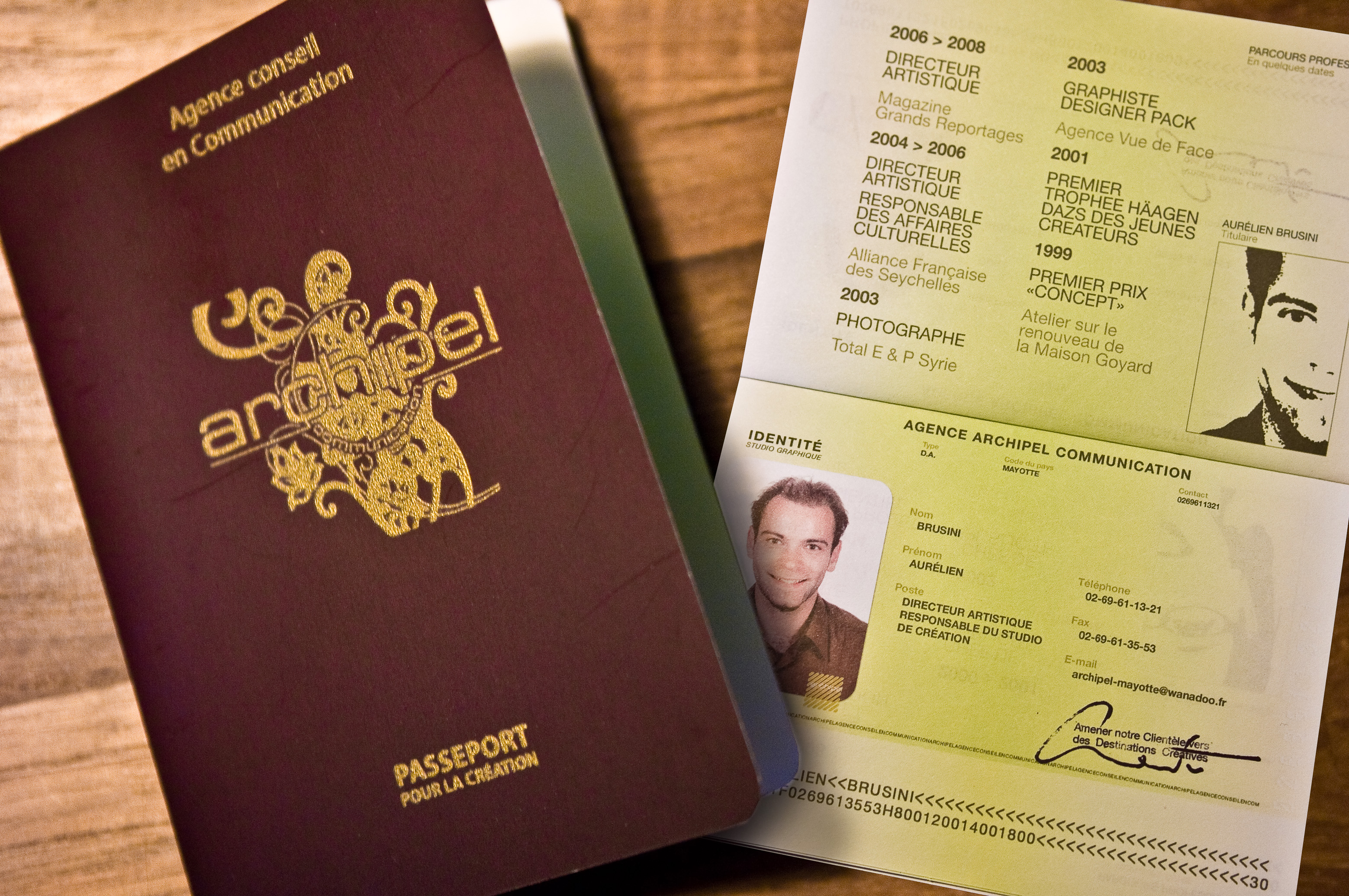 Book de l'agence de communication sous forme de "Passeport pour la Création"