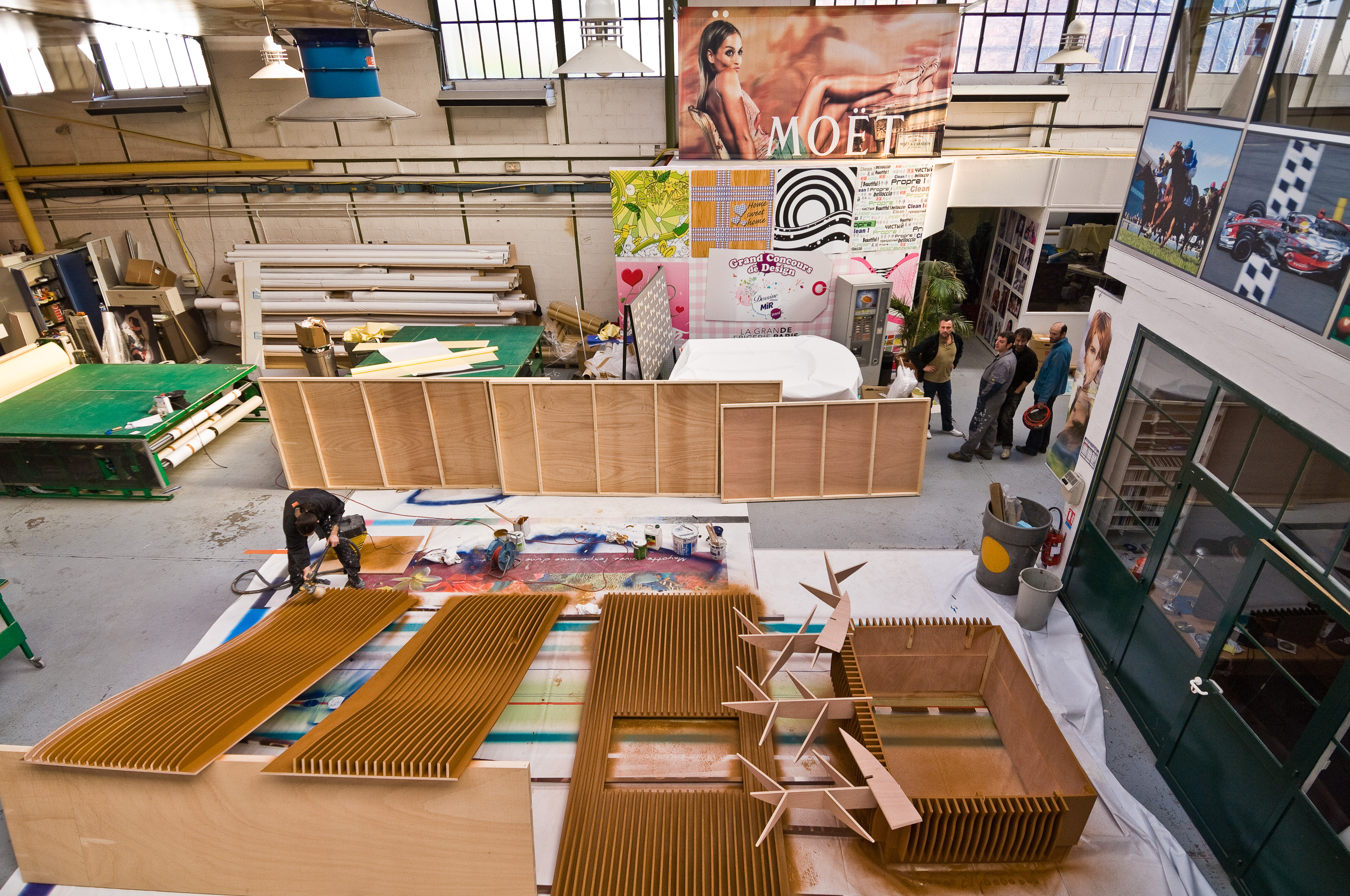 Création du stand aux ateliers métropolitains avant l'inauguration au salon du Mondial à Paris