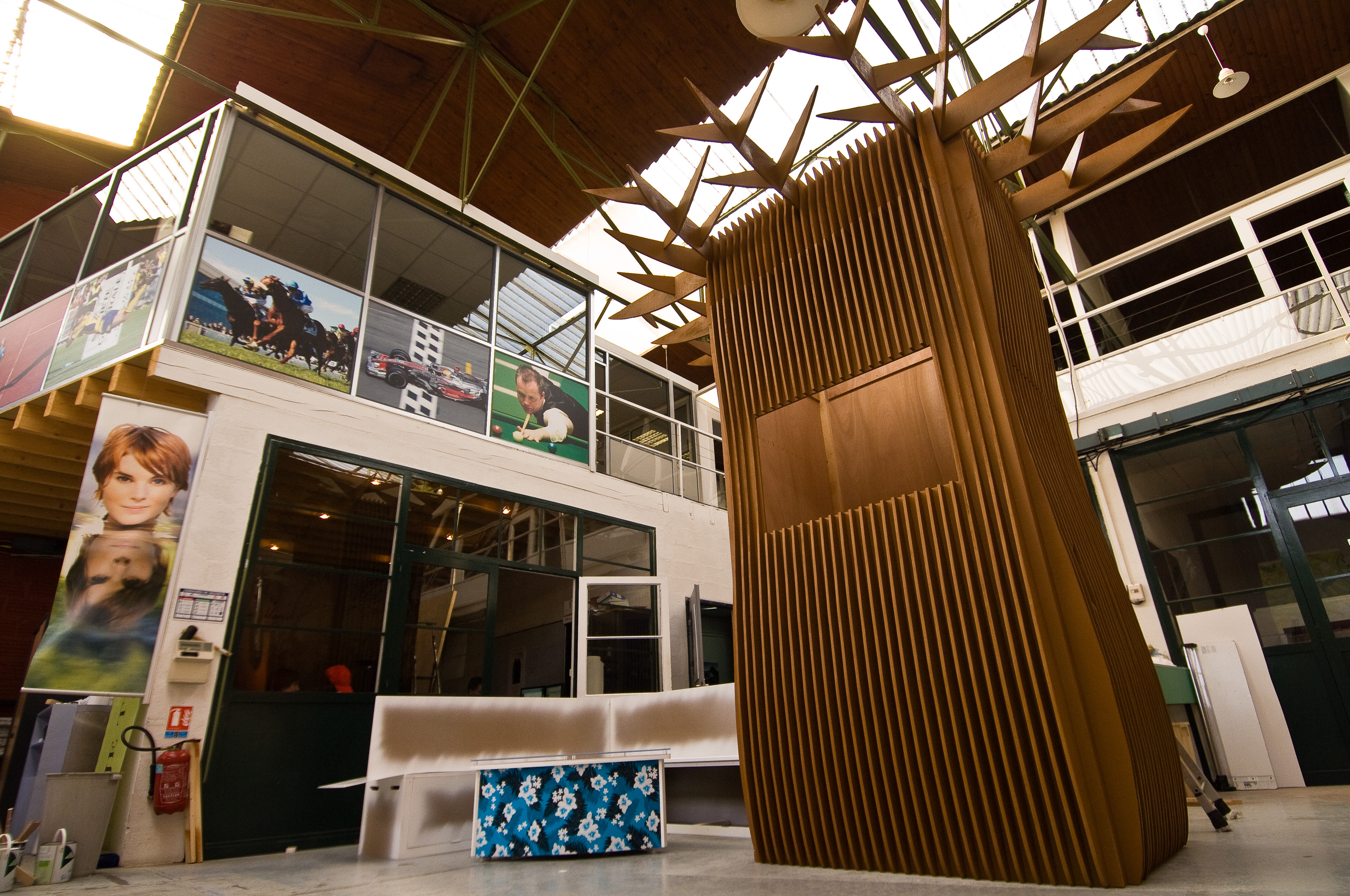 Création du stand aux ateliers métropolitains avant l'inauguration au salon du Mondial à Paris
