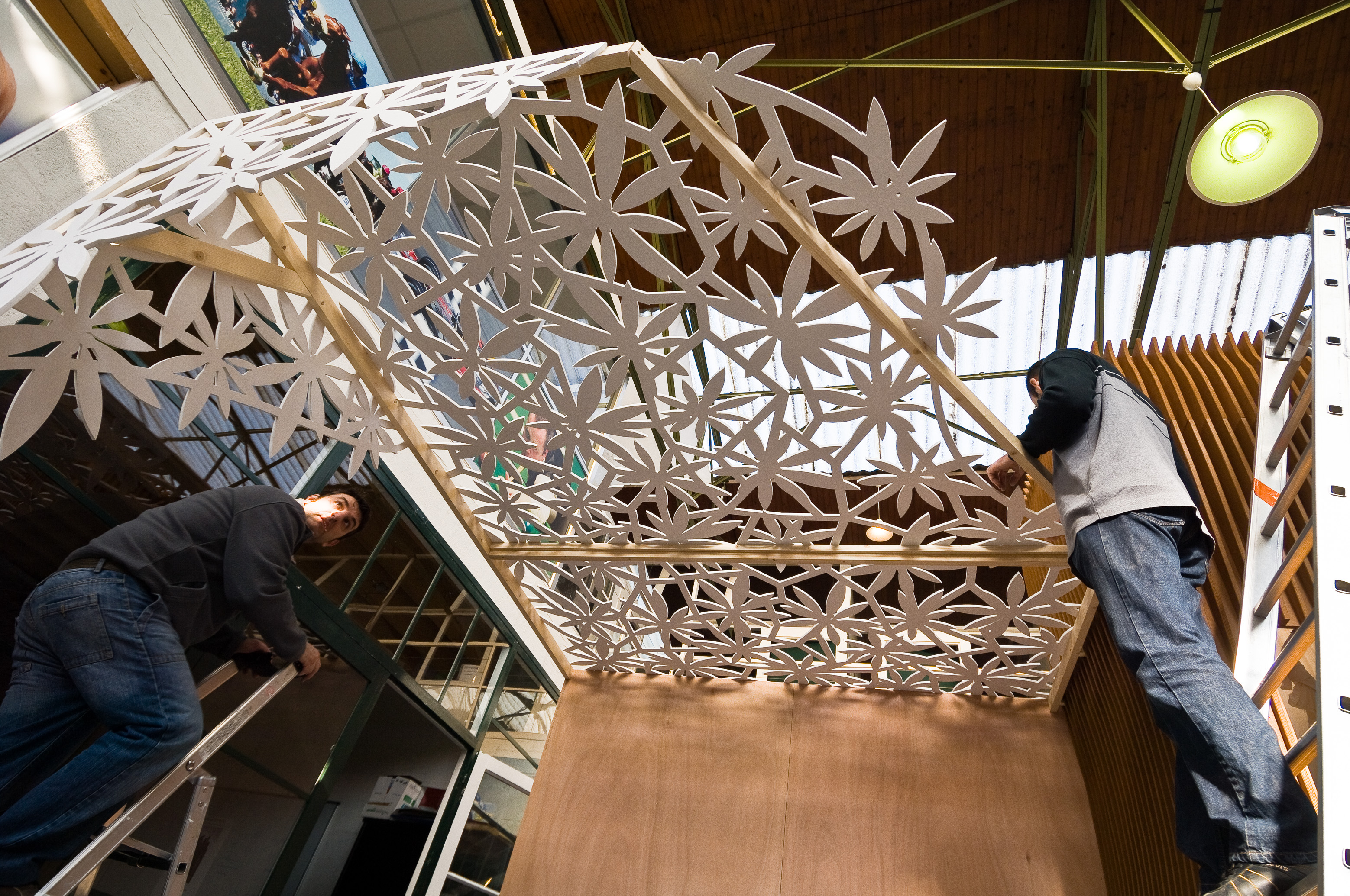 Création du stand aux ateliers métropolitains avant l'inauguration au salon du Mondial à Paris