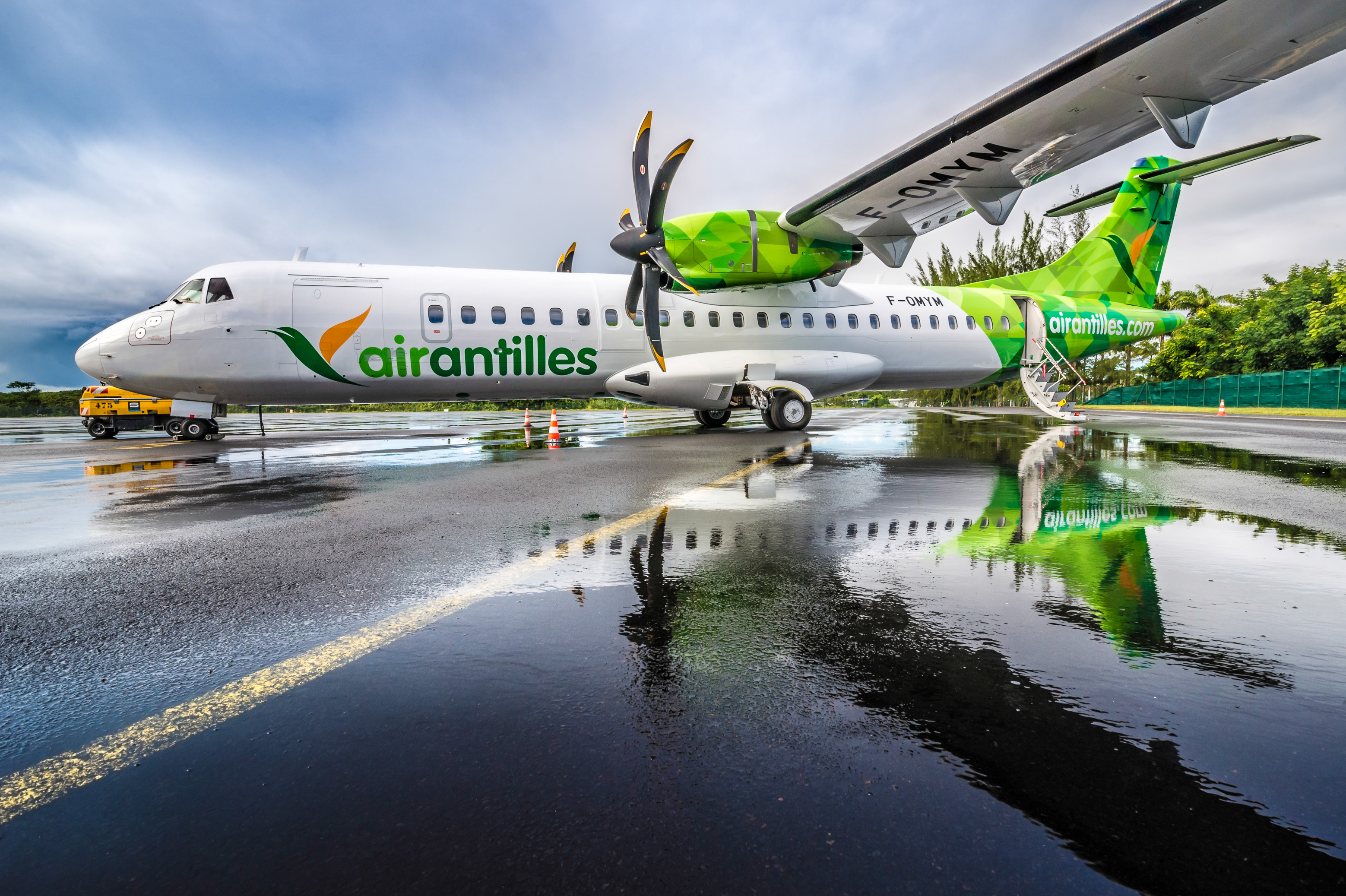 Habillage d'un nouvel ATR 72-600 de la compagnie Air Antilles et vol inaugural.