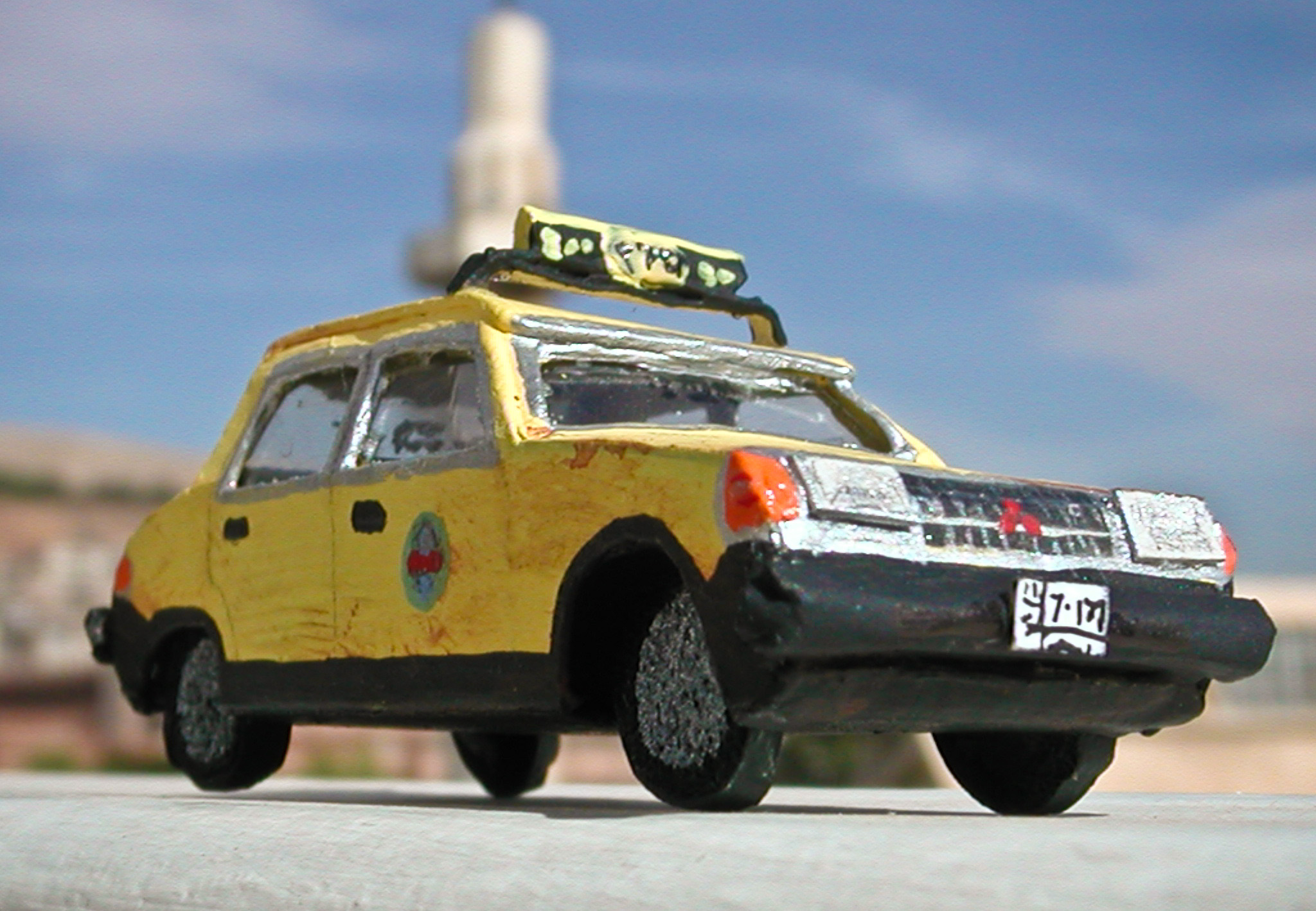 Ce taxi - reconnaissable entre autre à l'insigne rond de la portière avant droite - mesure 5 cm de long.