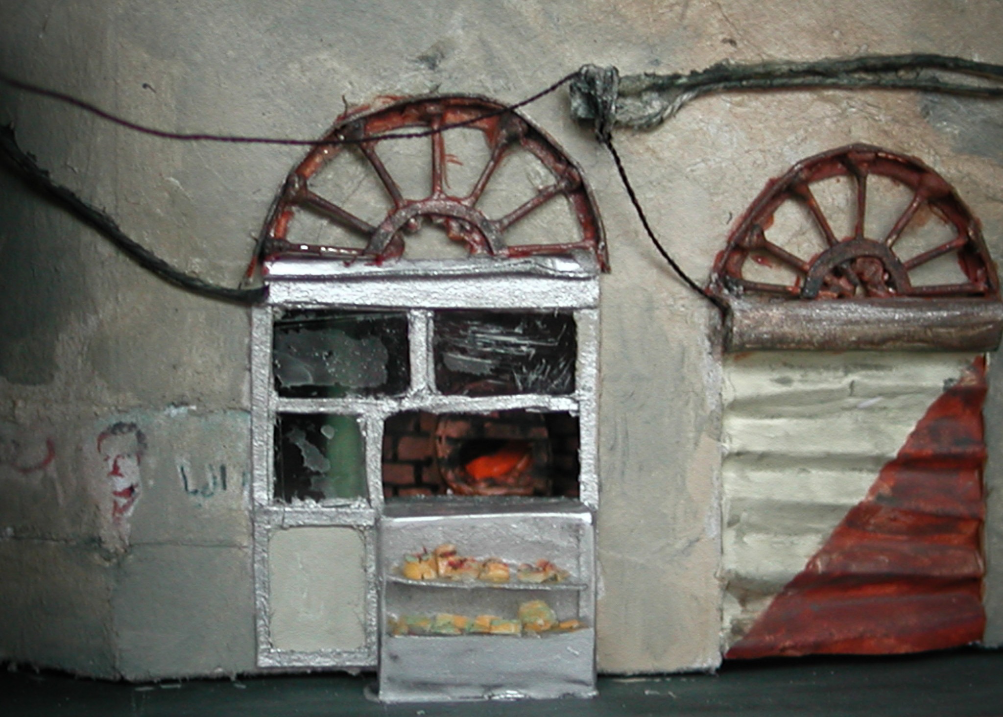 La boulangerie (durant la phase de montage, on ne peut plus vraiment distinguer l'intérieur et son four à pain devant l'étroitesse de la ruelle définitive... mais je sais qu'il existe !). Socle 22 x 20 cm.
