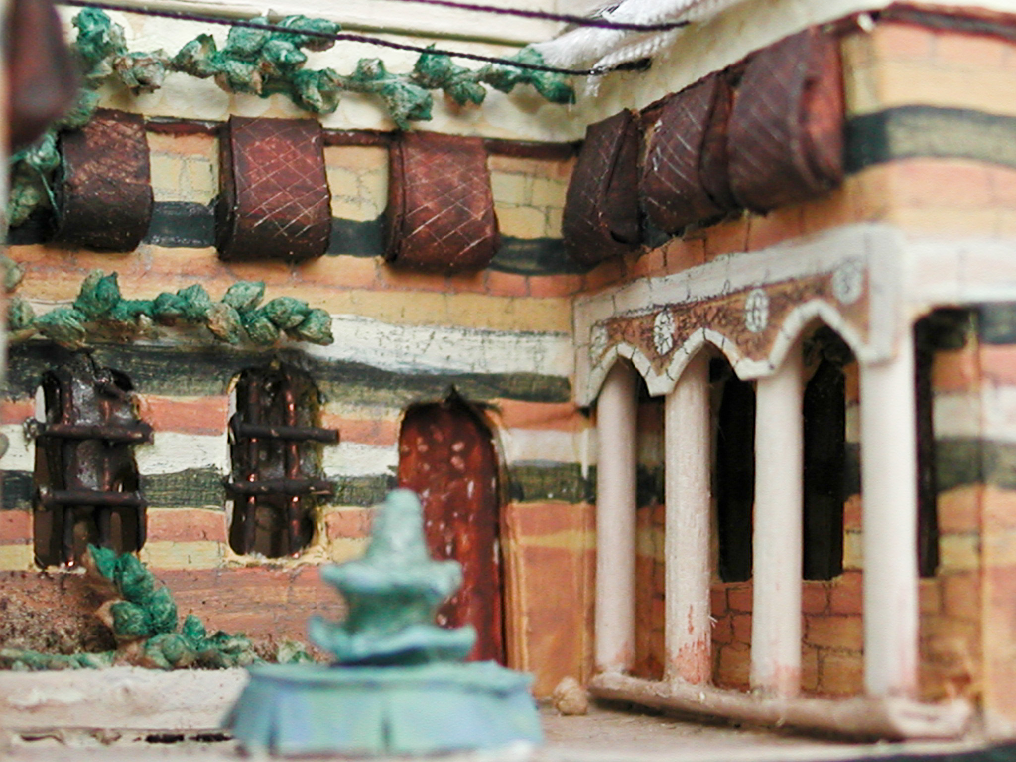 Cour intérieure du palais damascène et son "nawfara" en premier plan (la fontaine traditionnelle). Socle 22 x 20 cm.