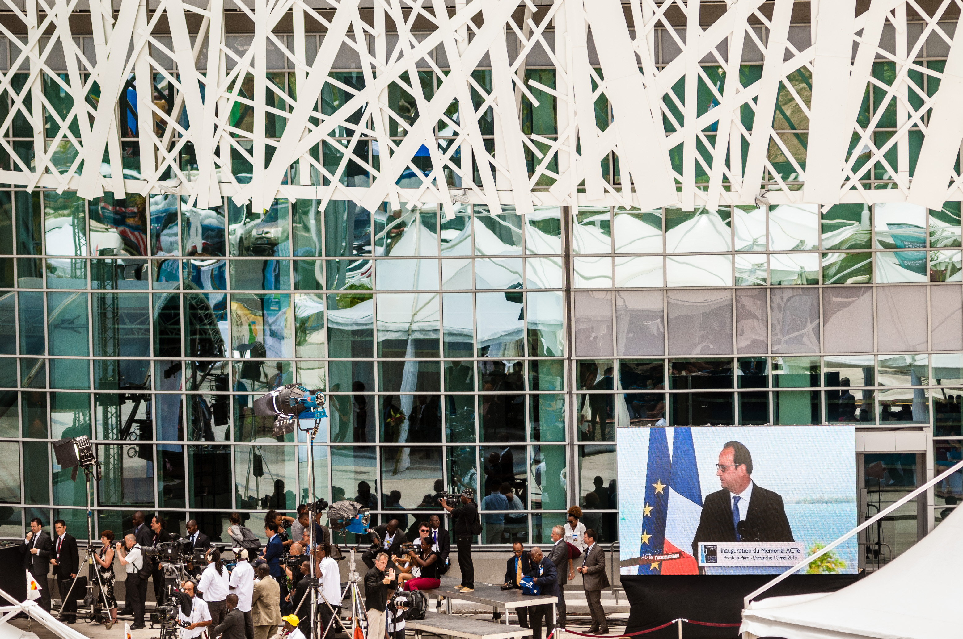 France, Guadeloupe, Pointe-à-Pitre, discours de François HOLLANDE, Président de la République Française, lors de l'inauguration du Mémorial ACTe, des architectes et maîtres d'oeuvre Fabien Doré, Pascal Berthelot et Jean-Michel Mocka-Célestine, plus grand mémorial de l'esclavage au monde, construit sur le site Darboussier qui était jusqu'en 1980 une usine sucrière et le plus gros employeur en Guadeloupe//France, Guadeloupe, Pointe-à-Pitre, François HOLLANDE speech, President of the French Republic, at the inauguration of the Memorial ACTe, architects and project managers Fabien Doré, Pascal Berthelot and Jean-Michel Mocka-Celestine, largest memorial of slavery in the world, built on the site Darboussier which was until 1980 a sugar factory and the largest employer in Guadeloupe