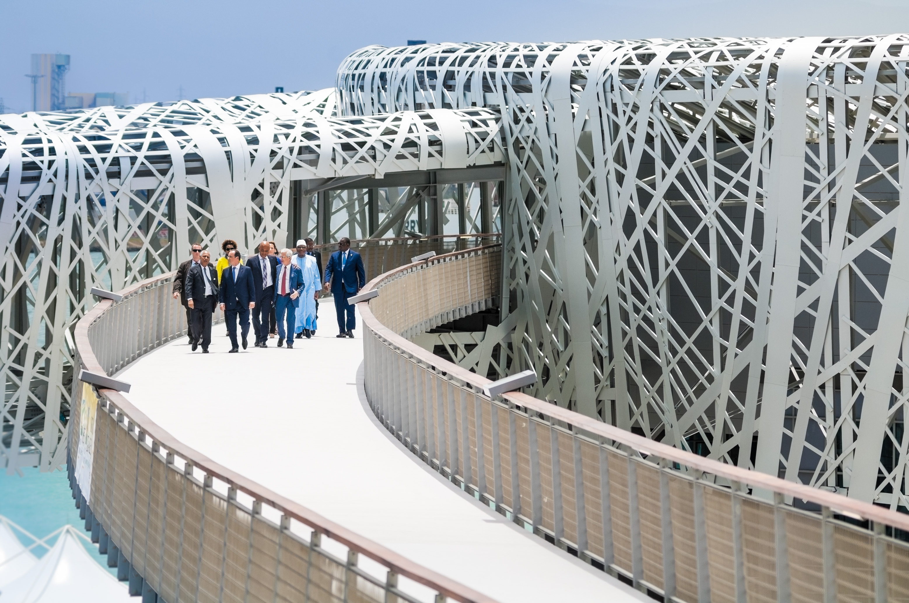 France, Guadeloupe, Pointe-à-Pitre, personnalités officielles sur la passerelle du Mémorial ACTe lors de son inauguration, architectes et maîtres d'oeuvre Fabien Doré, Pascal Berthelot et Jean-Michel Mocka-Célestine, plus grand mémorial de l'esclavage au monde, construit sur le site Darboussier qui était jusqu'en 1980 une usine sucrière et le plus gros employeur en Guadeloupe//France, Guadeloupe, Pointe-à-Pitre, officials on the gateway of the Memorial ACTe at its inauguration, architects and project managers Fabien Doré, Pascal Berthelot and Jean-Michel Mocka-Celestine, largest memorial of slavery in the world, built on the site Darboussier which was until 1980 a sugar factory and the largest employer in Guadeloupe
