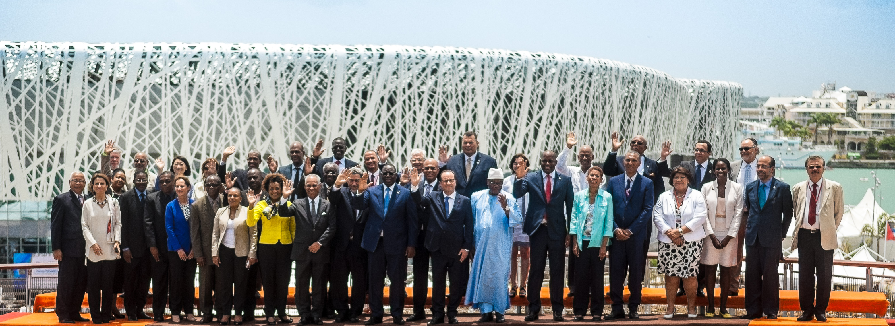 France, Guadeloupe, Pointe-à-Pitre, rassemblement des chefs d'États pour la photo officielle d'inauguration du Mémorial ACTe, des architectes et maîtres d'oeuvre Fabien Doré, Pascal Berthelot et Jean-Michel Mocka-Célestine, plus grand mémorial de l'esclavage au monde, construit sur le site Darboussier qui était jusqu'en 1980 une usine sucrière et le plus gros employeur en Guadeloupe//France, Guadeloupe, Pointe-à-Pitre, gathering of Heads of States for official photo inauguration of the Memorial ACTe, architects and project managers Fabien Doré, Pascal Berthelot and Jean-Michel Mocka-Celestine, largest memorial of slavery in the world, built on the site Darboussier which was until 1980 a sugar factory and the largest employer in Guadeloupe