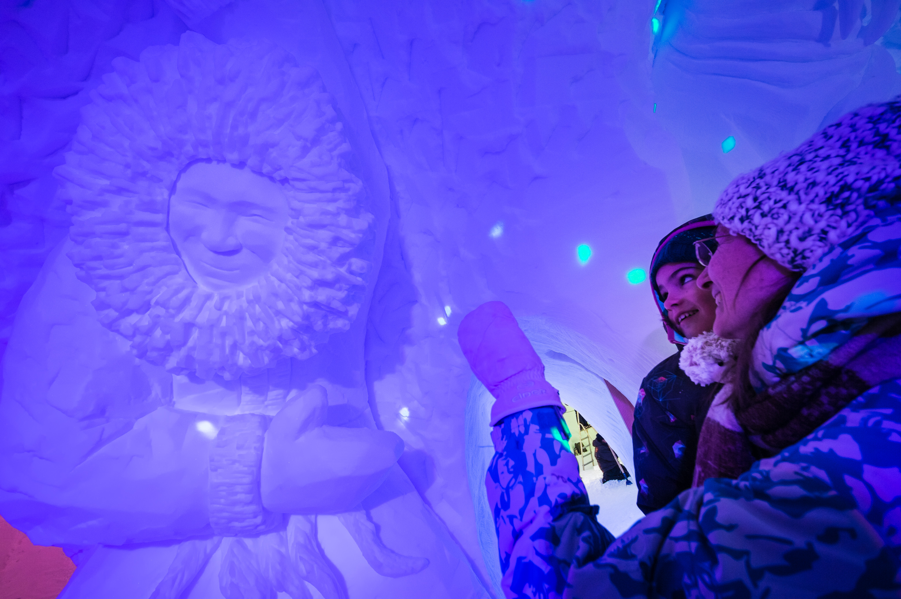 France, Auvergne-Rhône-Alpes, vallée de la Tarentaise, massif de la Vanoise, station de sports d'hiver Arcs 2000, une mère montre à sa fille un Inuit géant en sculpture de neige dans la paroi de la salle de bar du village-igloo, lors de la saison hivernale 2017-2018 // France, Auvergne-Rhône-Alpes, Tarentaise valley, Vanoise massif, Arcs 2000 ski resort, a mother shows her daughter a giant Inuit snow sculpture in the wall of the igloo village bar room, during the winter season 2017-2018