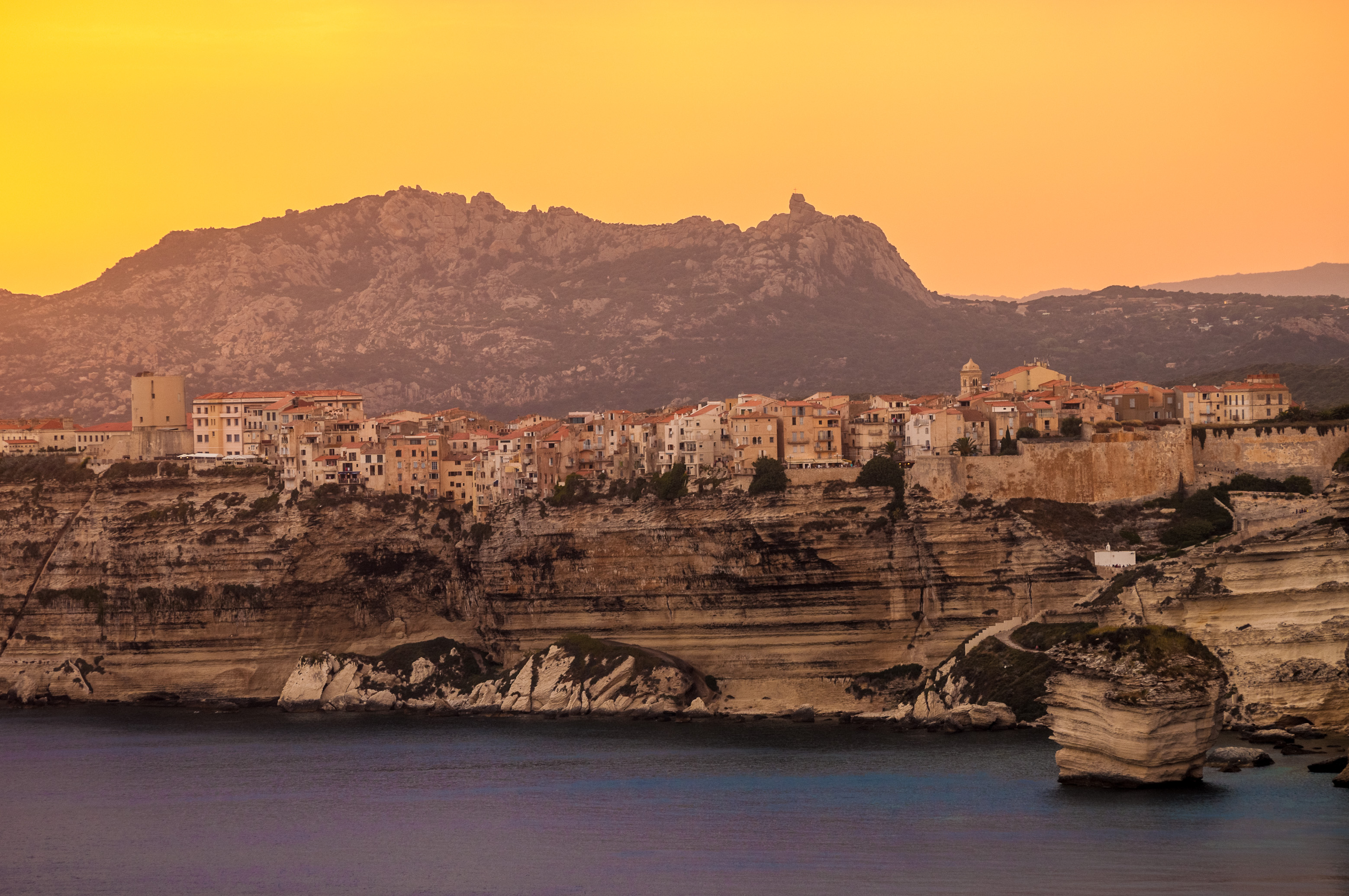 France, Corse-du-Sud (2A), Bonifacio, la vieille ville ou Haute Ville perchée sur des falaises de calcaire ou causses crayeux, au coucher du soleil // France, Corse-du-Sud (2A), Bonifacio, the old town perched on limestone cliffs, at sunset