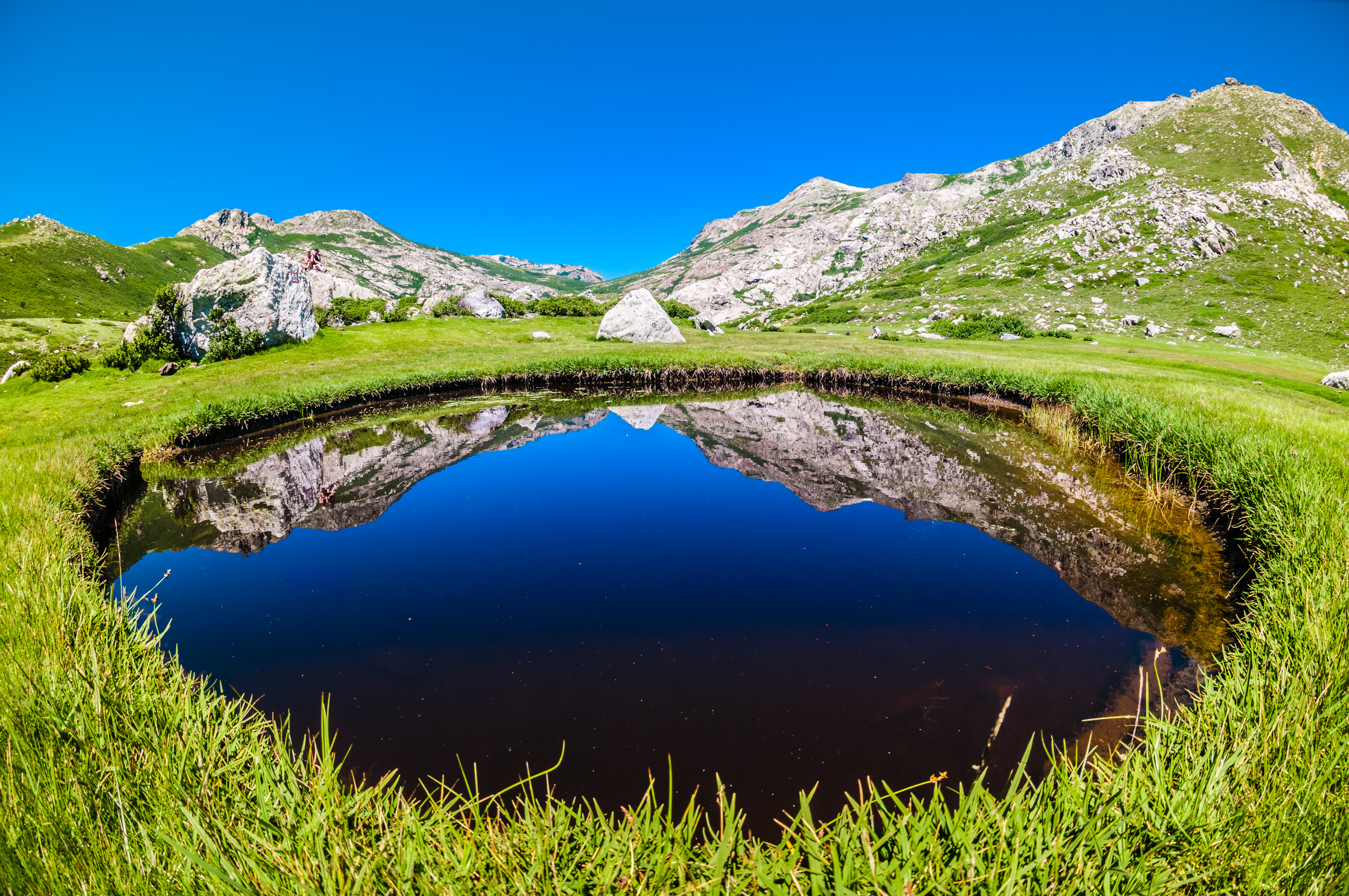 France, Haute-Corse (2B), randonnée sur le GR 20, l'étape entre le refuge de Manganu et Castel di Verghio, le lac Nino (1760m) et ses pozzines (petits puits d'eau entourés de pelouses herbeuses) // France, Haute Corse, on the GR 20, between Manganu refuge and Castel di Verghio, Nino lake (1760m) and its pozzines