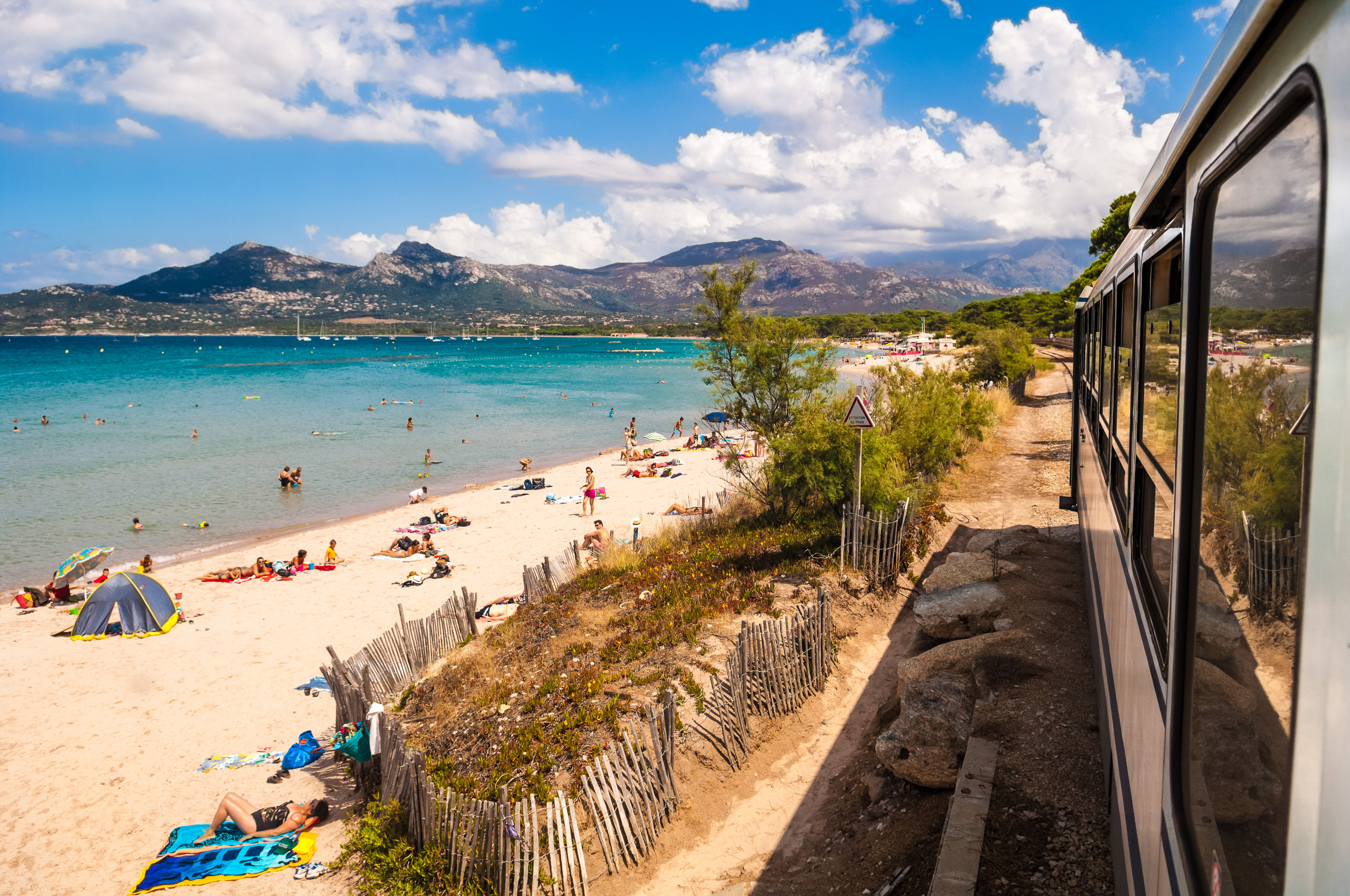 France, Haute-Corse (2B), Balagne, Calvi, le Trinighellu ou "petit train" en corse longe la plage de Calvi //