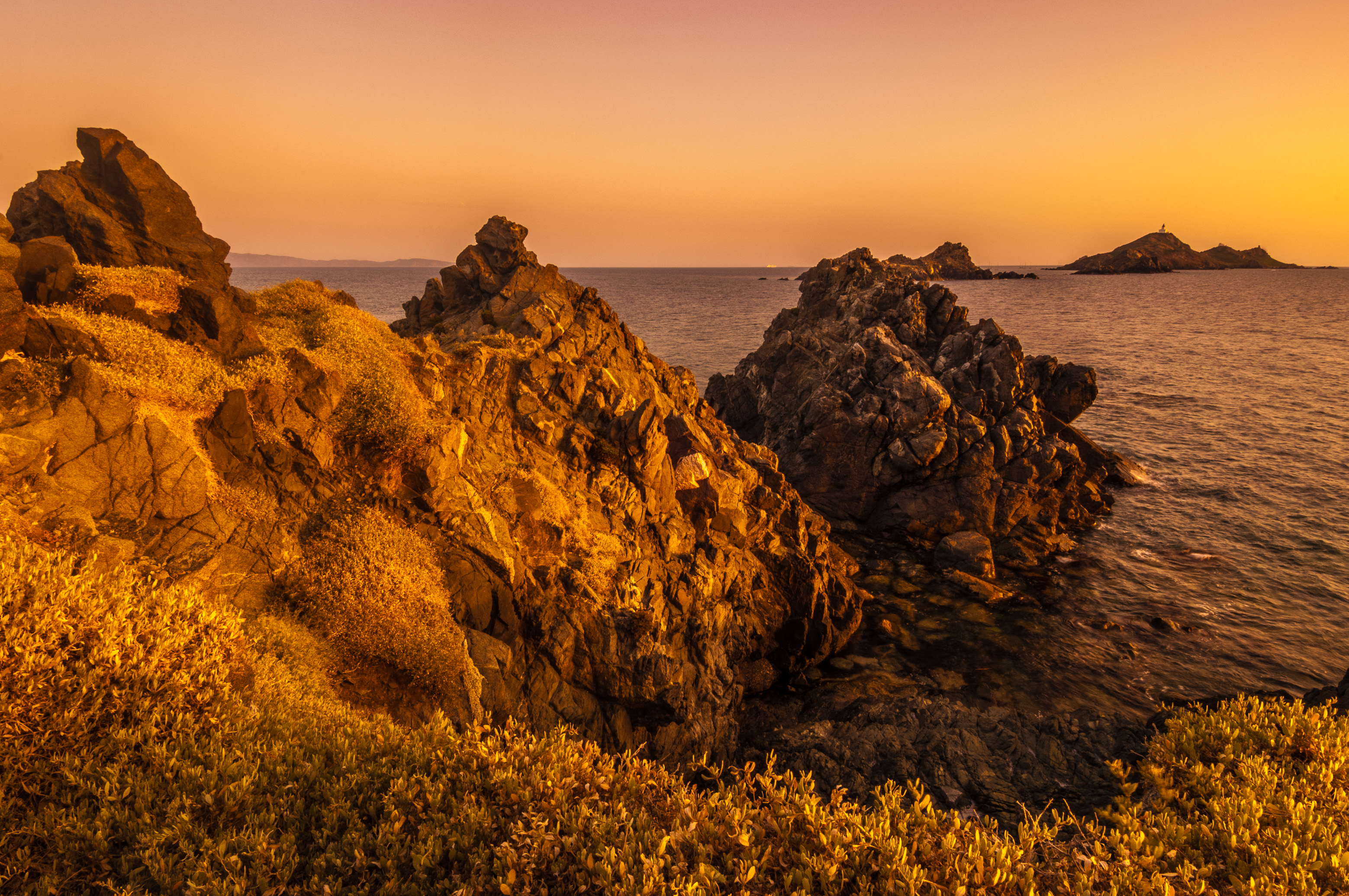 France, Corse-du Sud (2A), Golfe d'Ajaccio, les îles Sanguinaires depuis la presqu'île de la Parata // France, South Corsica (2A), Gulf of Ajaccio, the Sanguinaires Islands from the peninsula of Parata