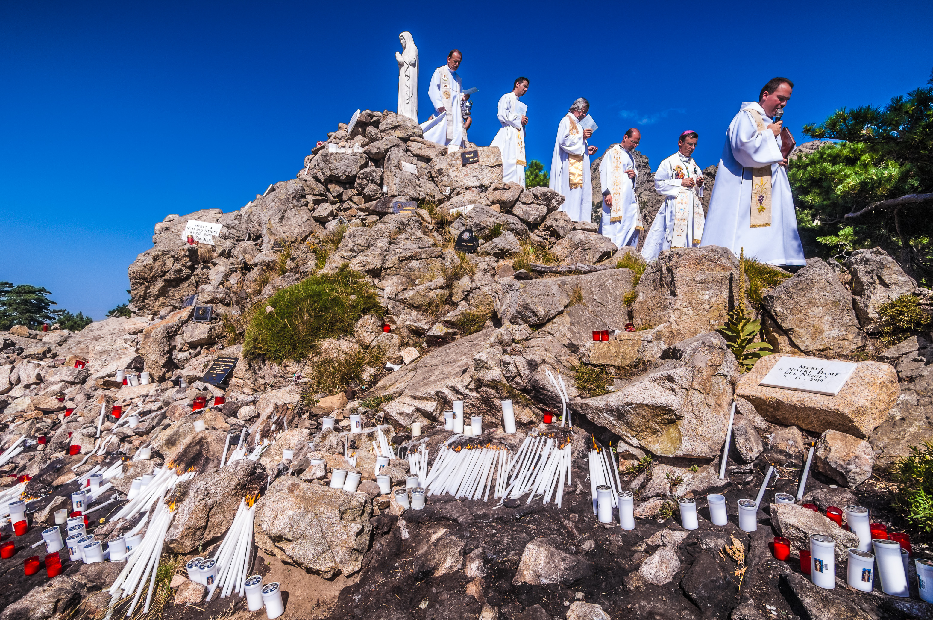 France, Corse-du-Sud (2A), Alta Rocca, Zonza, Col de Bavella (1218m), statue de Notre-Dame-des-Neiges, Madone de la miséricorde, où locaux et pèlerins viennent apporter en offrandes des suppliques propitiatoires et des ex-voto de reconnaissance, ici lors de l'Assomption le 15 août // France, Corse du Sud, Bavella pass (1318 m), a statue of the Virgin Mary, Madona of mercy, to whom locals and pilgrims worship are offering ex-voto of gratitude and good luck wishes, here at the Assumption on August 15