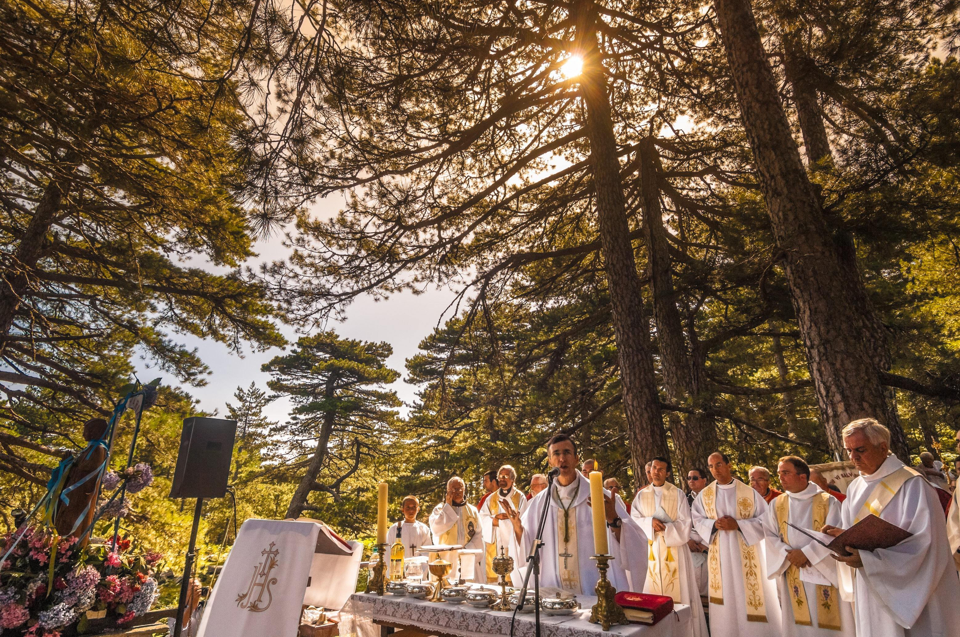 France, Corse-du-Sud (2A), Alta Rocca, Zonza, Col de Bavella (1218m), cérémonie de l'Assomption, le 15 août, dont la procession est partie de la statue de Notre-Dame-des-Neiges, Madone de la miséricorde, où locaux et pèlerins viennent apporter en offrandes des suppliques propitiatoires et des ex-voto de reconnaissance, ici à quelques centaines de mètres en forêt, non loin de la chapelle // France, Corse-du-Sud (2A), Alta Rocca, Zonza, Col de Bavella (1218m), ceremony of the Assumption, August 15, whose procession is part of the statue of Notre-Dame-des-Neiges, Madonna of mercy, where locals and pilgrims come to offer offerings propitiatory and ex-voto recognition, here a few hundred meters in the forest, not far from the chapel
