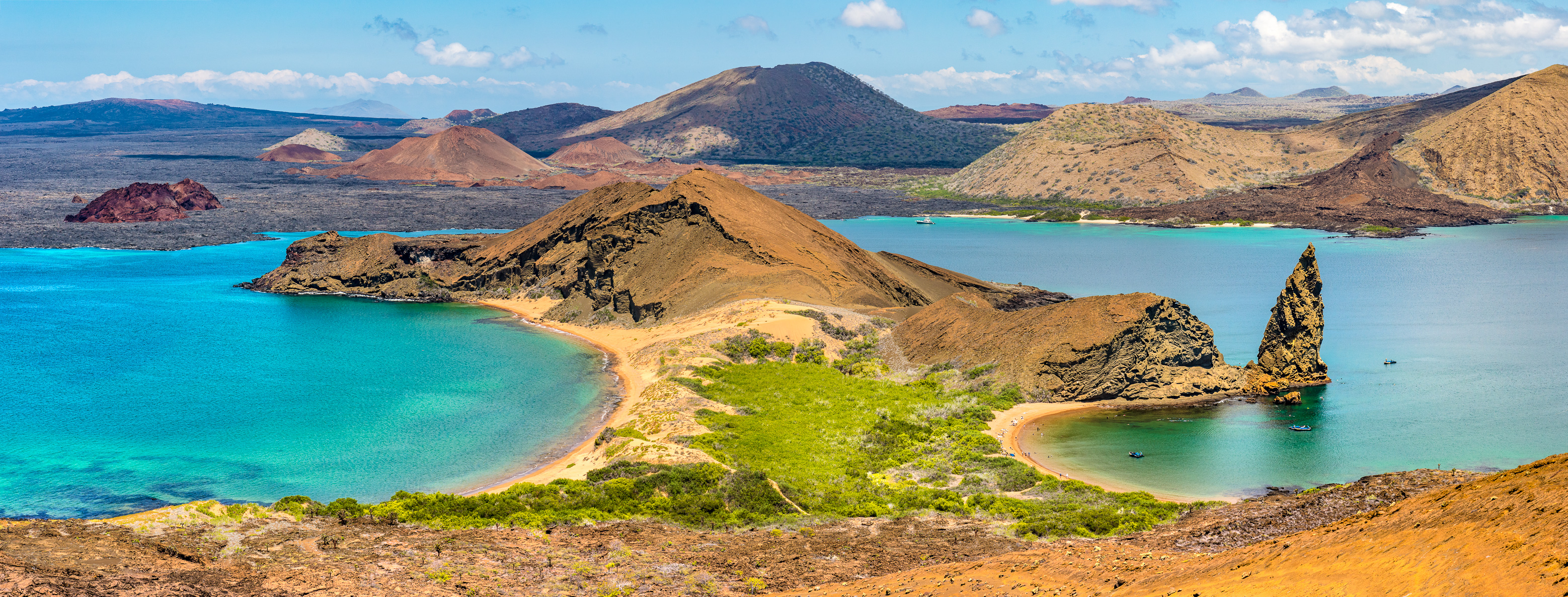Equateur, archipel des Galápagos, classé Patrimoine Mondial de l'UNESCO, île Bartolomé, vue panoramique sur Santiago et Pinnacle Rock, formation de cône de tuf et plage volcanique // Ecuador, Galapagos Archipelago, UNESCO World Heritage Site, Bartolomé Island, panoramic view of Santiago and Pinnacle Rock, tuff cone formation and volcanic beach