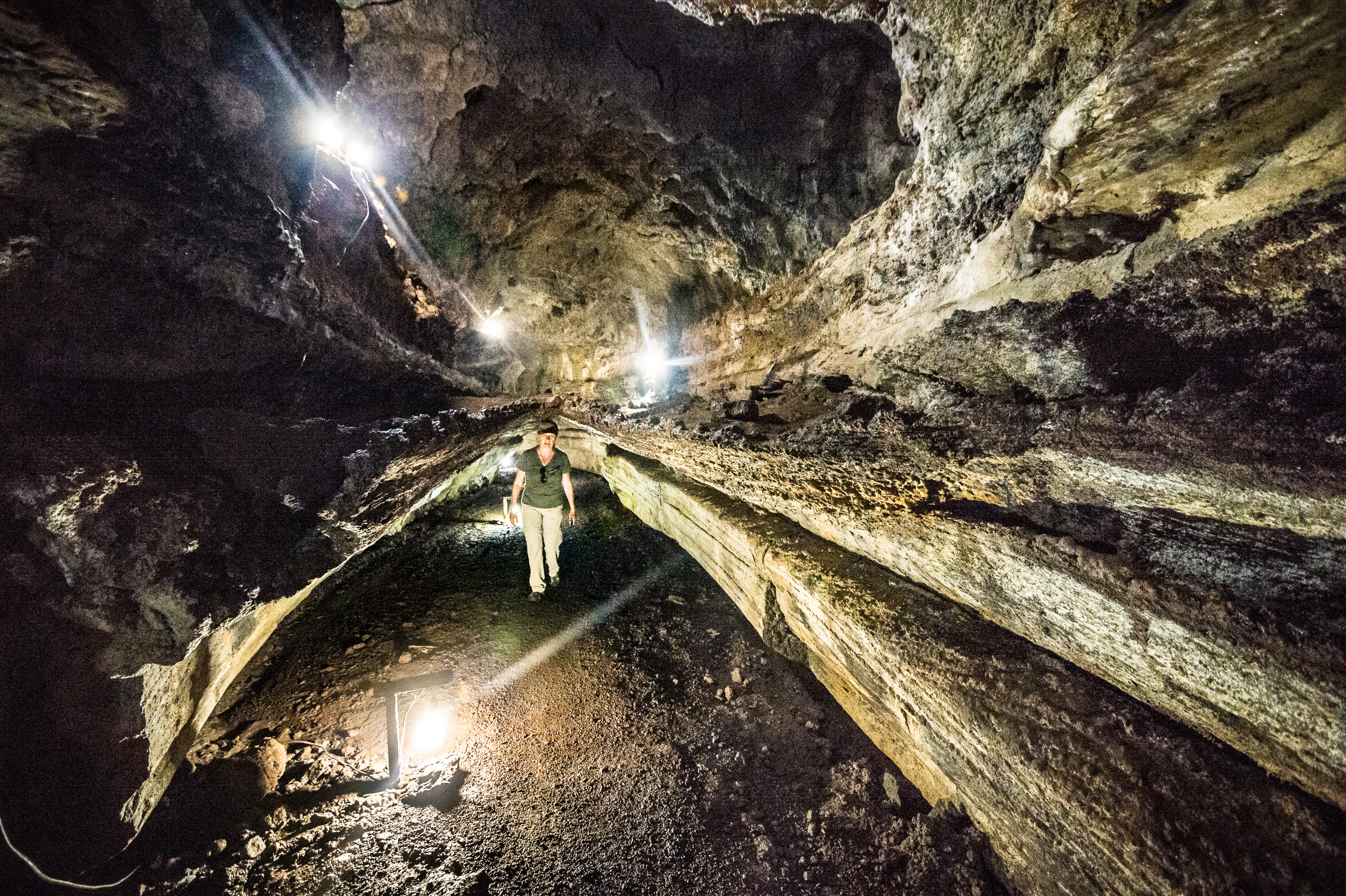 Equateur, archipel des Galápagos, classé Patrimoine Mondial de l'UNESCO, île de Santa Cruz, réserve El Chato, femme traversant un tunnel de lave // Ecuador, Galapagos archipelago, classified as World Heritage by UNESCO, Santa Cruz Island, El Chato Reserve, woman crossing a lava tunnel
