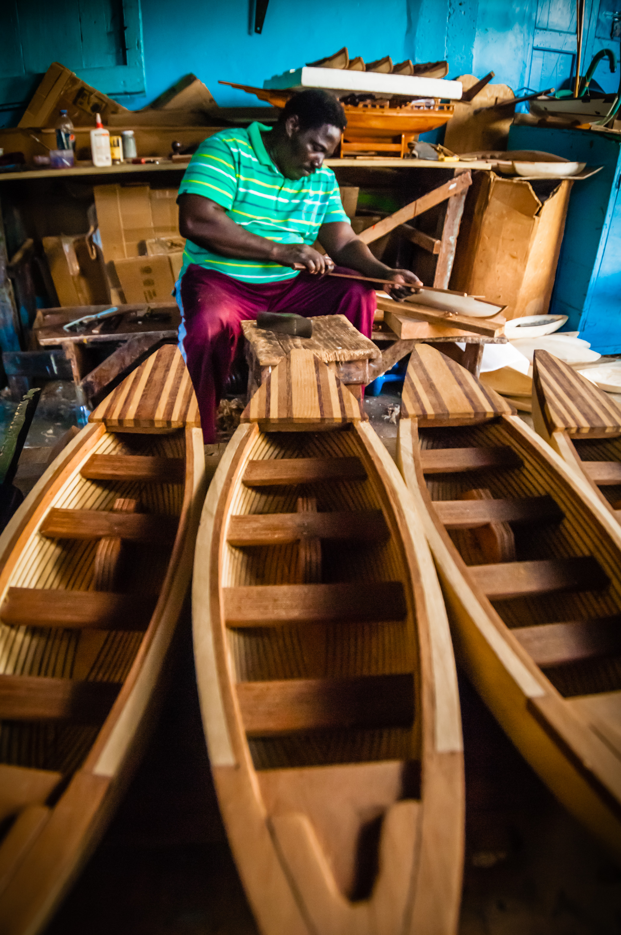 Caraïbes, Petites Antilles, Saint-Vincent-et-les Grenadines, île de Bequia, Port Elisabeth, un artisan travaille à l'atelier de maquettes de la Sargeant Brothers Model Boat Shop // Caribbean, Lesser Antilles, Saint Vincent and the Grenadines, Bequia Island, Port Elizabeth, a craftsman works at the model workshop of the Sargeant Brothers Model Boat Shop