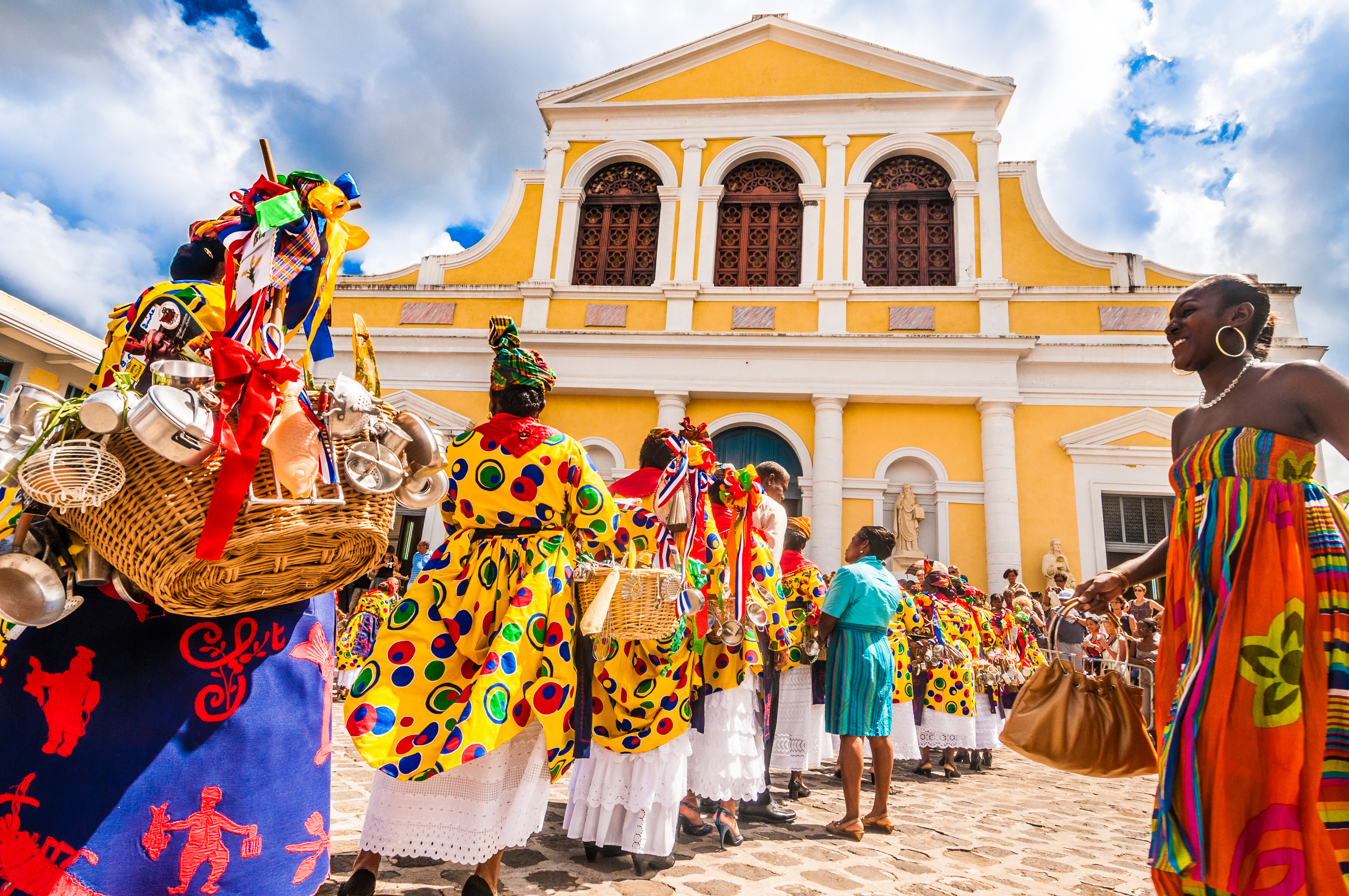 France, Petites Antilles, Guadeloupe, Grande-Terre, Pointe-à-Pitre, procession de l'association des Cuisinières de la Guadeloupe devant la cathédrale Saint-Pierre et Saint-Paul, lors de la Fête des Cuisinières // France, Lesser Antilles, Guadeloupe, Grande-Terre, Pointe-à-Pitre, procession of the Association of Cooks of Guadeloupe in front of the Cathedral of Saint-Pierre and Saint-Paul, during the Fête des Cuisinières (Cooks festival)