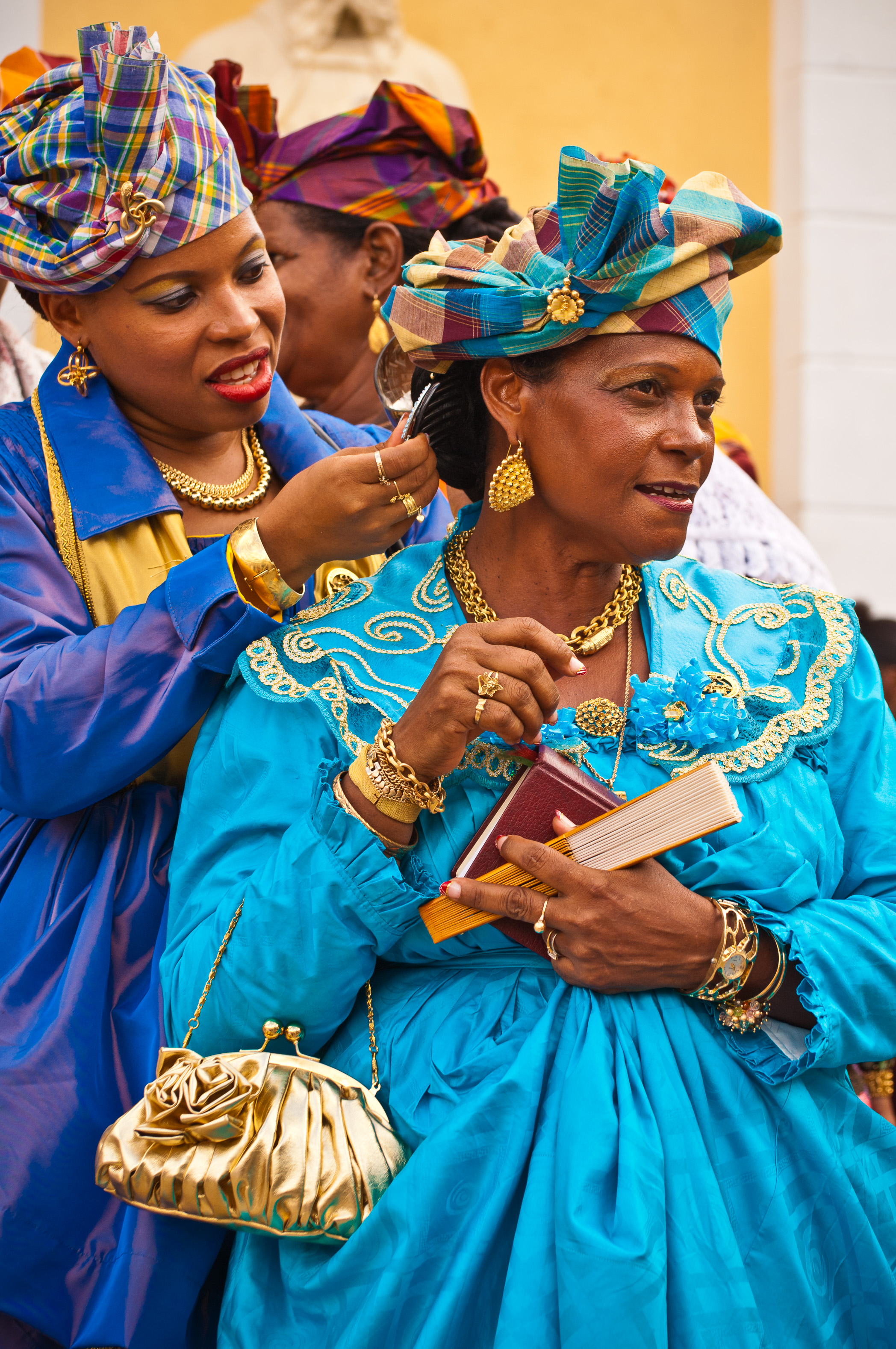 France, Guadeloupe, Grande-Terre, Pointe-à-Pitre, Deux femmes en tenue traditionnelle créole d'apparat se refont une beauté lors de la fête de l'association des femmes de marins-pêcheurs de Guadeloupe // France, Guadeloupe, Grande-Terre, Pointe-à-Pitre, Two women dressed in traditional Creole dress make up a beauty during the feast of the Guadeloupe Women Fishermen's Association