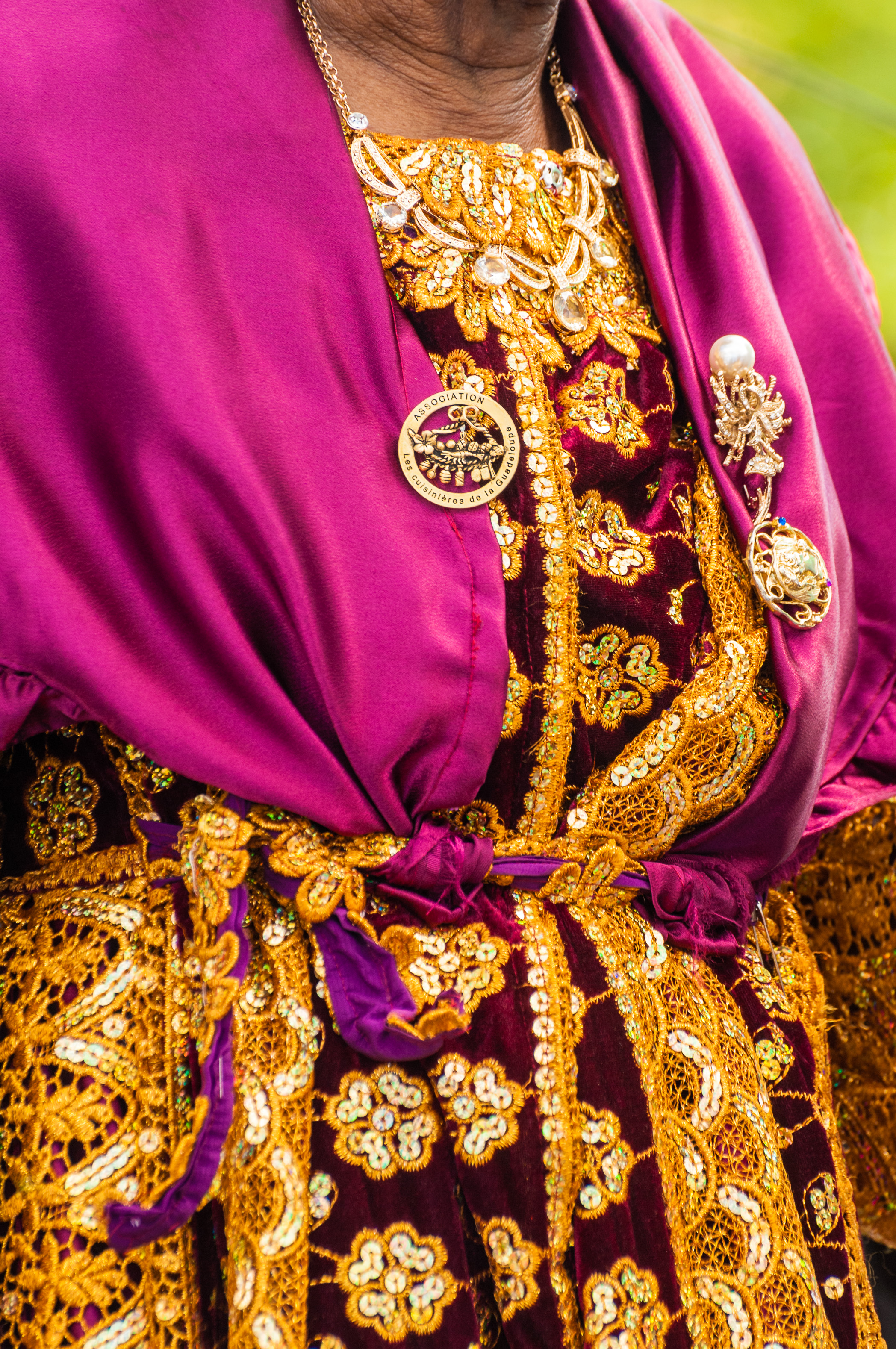 France, Guadeloupe, Grande-Terre, Pointe-à-Pitre, Détail d'une tenue traditionnelle créole d'apparat avec la broche de l'association des Cuisinières de la Guadeloupe, lors de la fête de l'association des femmes de marins-pêcheurs de Guadeloupe // France, Guadeloupe, Grande-Terre, Pointe-à-Pitre, detail of a traditional creole dress of ceremony with the brooch of the association of Cooks of Guadeloupe, fishermen of Guadeloupe