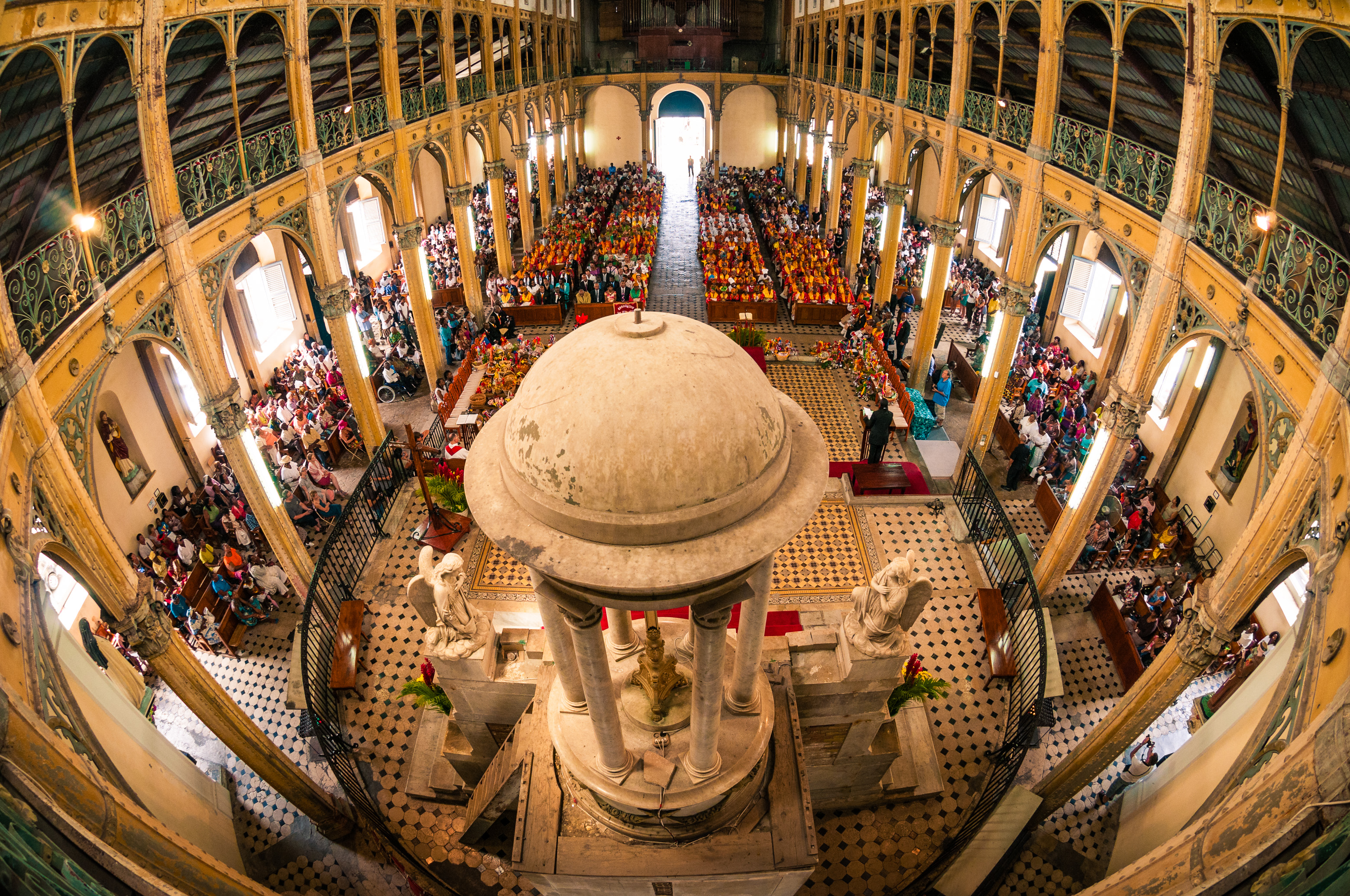 France, Caraïbes, Petites Antilles, Guadeloupe, Grande-Terre, Pointe-à-Pitre, cathédrale Saint-Pierre et Saint-Paul, Fête des Cuisinières, assemblée à la grande messe // France, Caribbean, Lesser Antilles, Guadeloupe, Grande-Terre, Pointe-à-Pitre, Saint-Pierre and Saint-Paul Cathedral, Cooks' Festival, assembly at the Great Mass