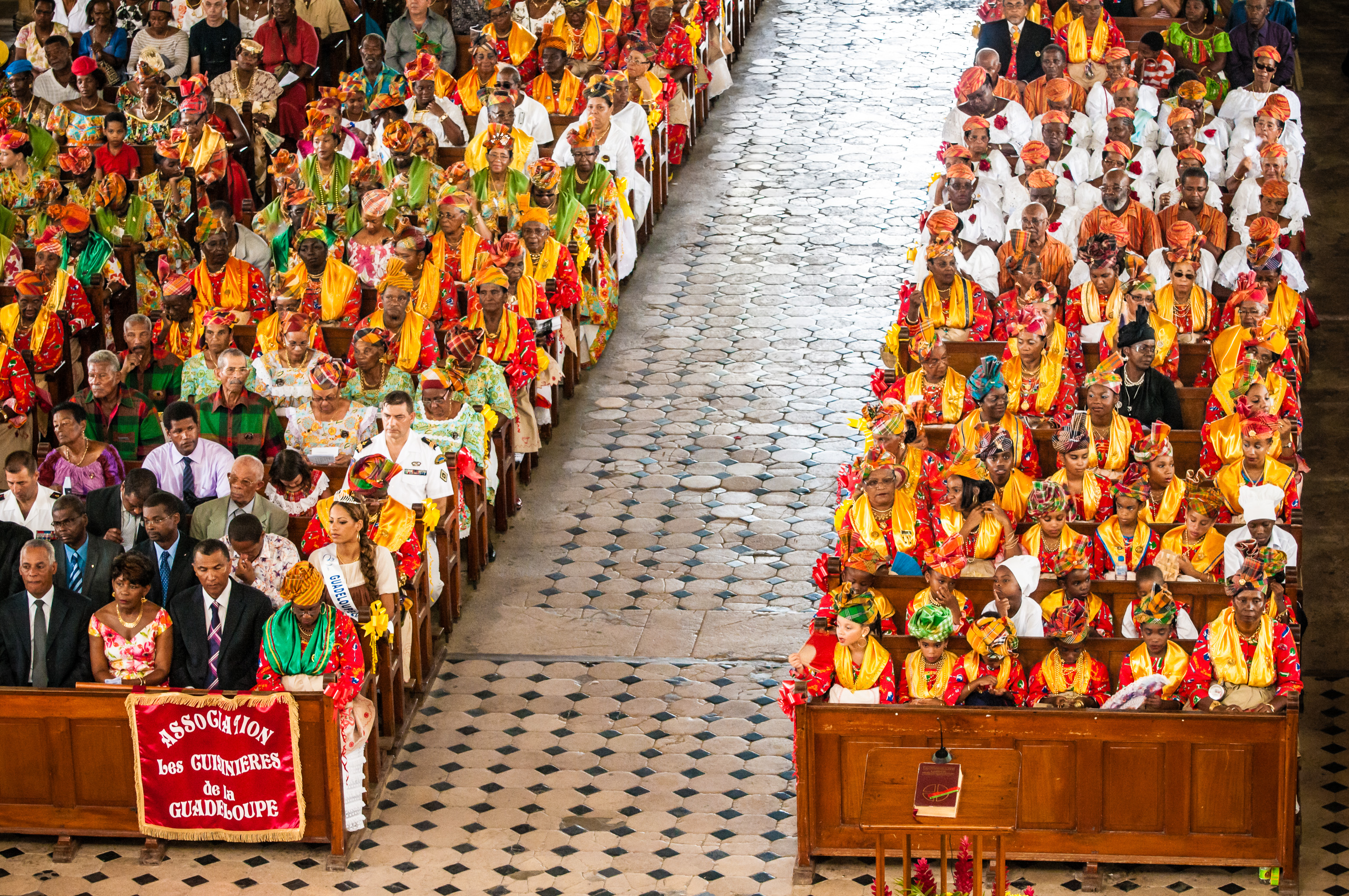 France, Caraïbes, Petites Antilles, Guadeloupe, Grande-Terre, Pointe-à-Pitre, cathédrale Saint-Pierre et Saint-Paul, Fête des Cuisinières, assemblée à la grande messe // France, Caribbean, Lesser Antilles, Guadeloupe, Grande-Terre, Pointe-à-Pitre, Saint-Pierre and Saint-Paul Cathedral, Cooks' Festival, assembly at the Great Mass