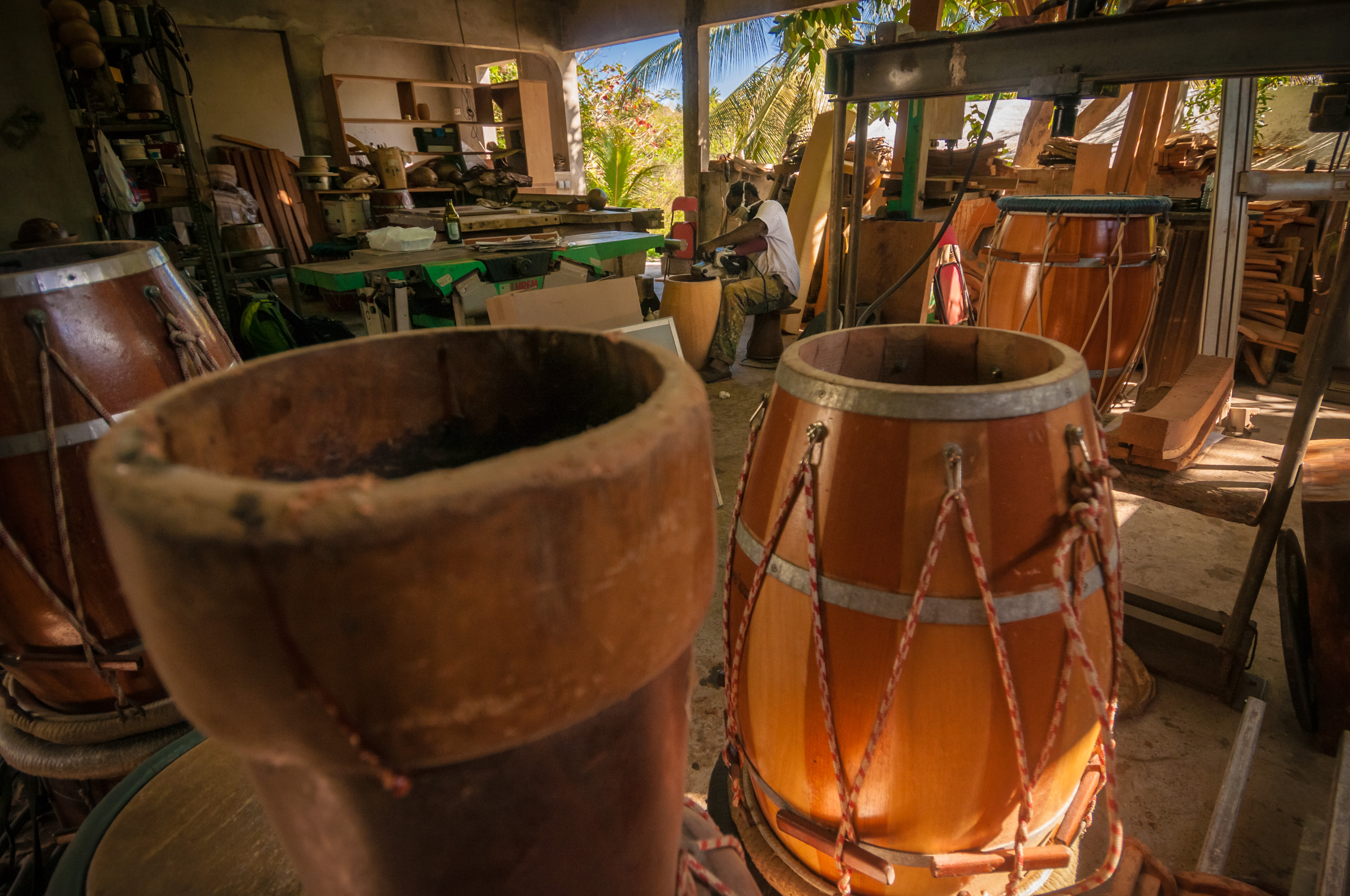 France, Caraïbes, Petites Antilles, Guadeloupe, Grande-Terre, Le Gosier, L'artisan Claudius BARBIN ponce le tonneau d'un gwoka, tambour traditionnel emblématique de l'archipel, dans son atelier Gozié aw // France, Caribbean, Lesser Antilles, Guadeloupe, Grande-Terre, Le Gosier, Artisan Claudius BARBIN pumps the barrel of a gwoka, traditional emblematic drum of the archipelago, in his workshop Gozié aw