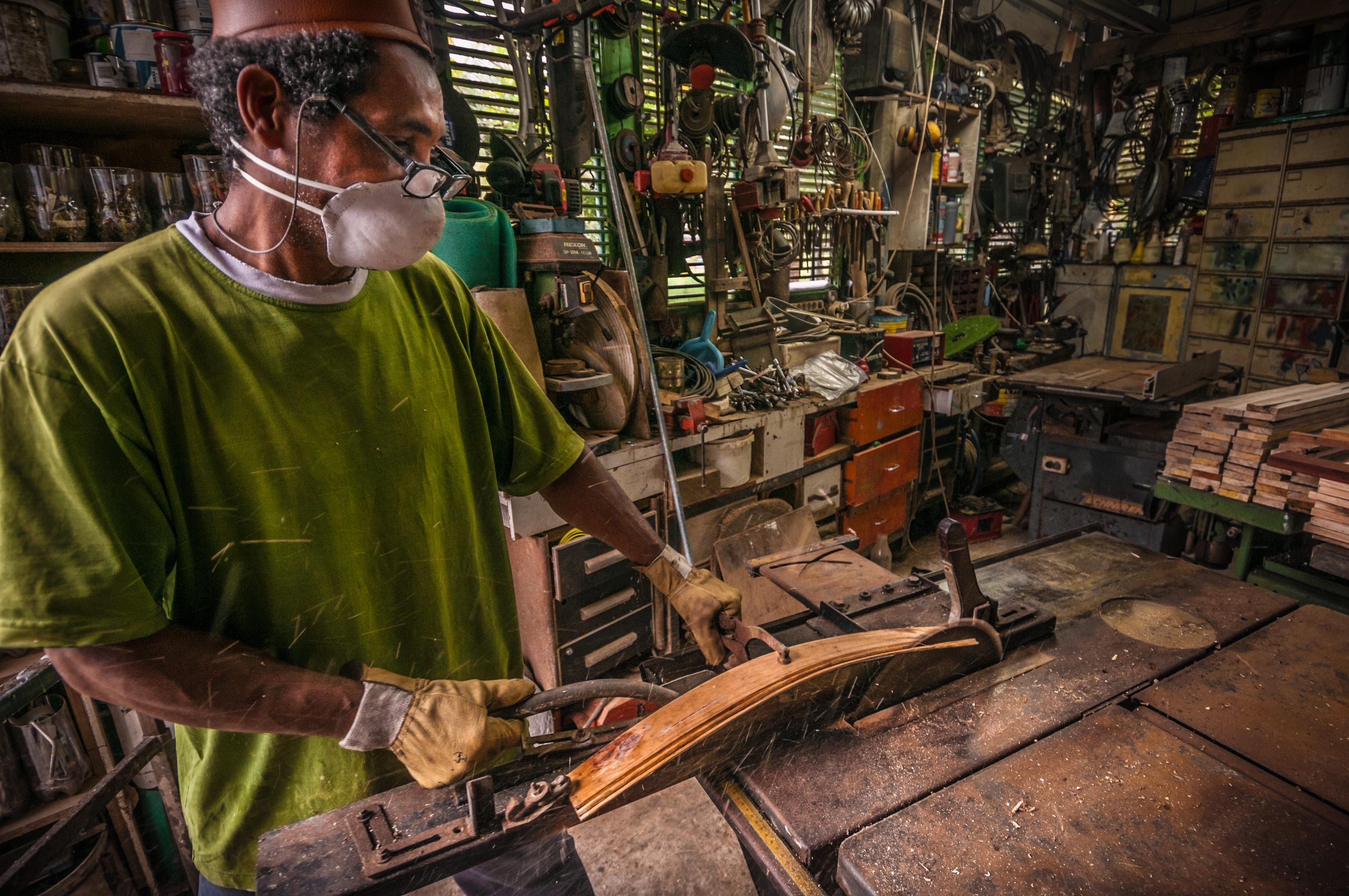 France, Caraïbes, Petites Antilles, Guadeloupe, Grande-Terre, Pointe-à-Pitre, Carénage, Atelier Pablo, facteur de gwoka, le tambour traditionnel de l'archipel, ici la fabrication des douelles // France, Caribbean, Lesser Antilles, Guadeloupe, Grande Terre, Pointe-à-Pitre, Carénage, Pablo Workshop gwoka factor, the traditional drum of the archipelago, here making staves