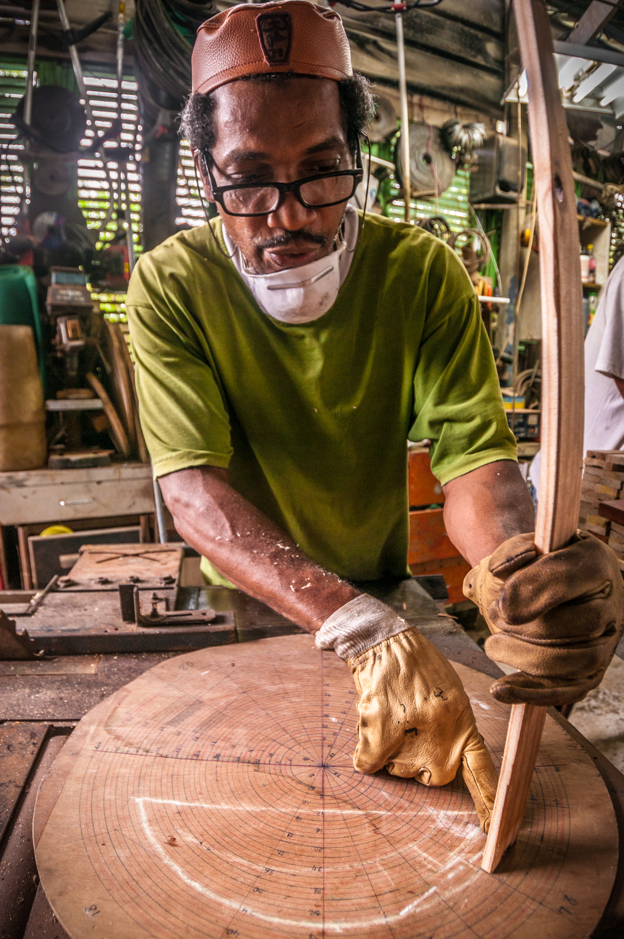 France, Caraïbes, Petites Antilles, Guadeloupe, Grande-Terre, Pointe-à-Pitre, Carénage, Atelier Pablo, facteur de gwoka, le tambour traditionnel de l'archipel, ici la fabrication des douelles // France, Caribbean, Lesser Antilles, Guadeloupe, Grande Terre, Pointe-à-Pitre, Carénage, Pablo Workshop gwoka factor, the traditional drum of the archipelago, here making staves