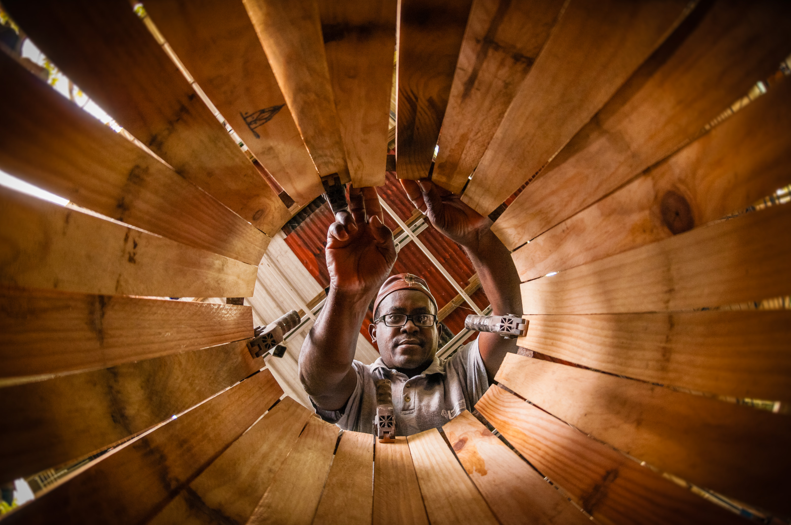 France, Petites Antilles, Guadeloupe, Grande-Terre, Pointe-à-Pitre, un artisan assemble les douelles d'un futur gwoka, tambour traditionnel guadeloupéen à l'atelier Pablo // France, Lesser Antilles, Guadeloupe, Grande-Terre, Pointe-à-Pitre, a craftsman assembles the staves of a future gwoka, Guadeloupe traditional drum, at Pablo's workshop