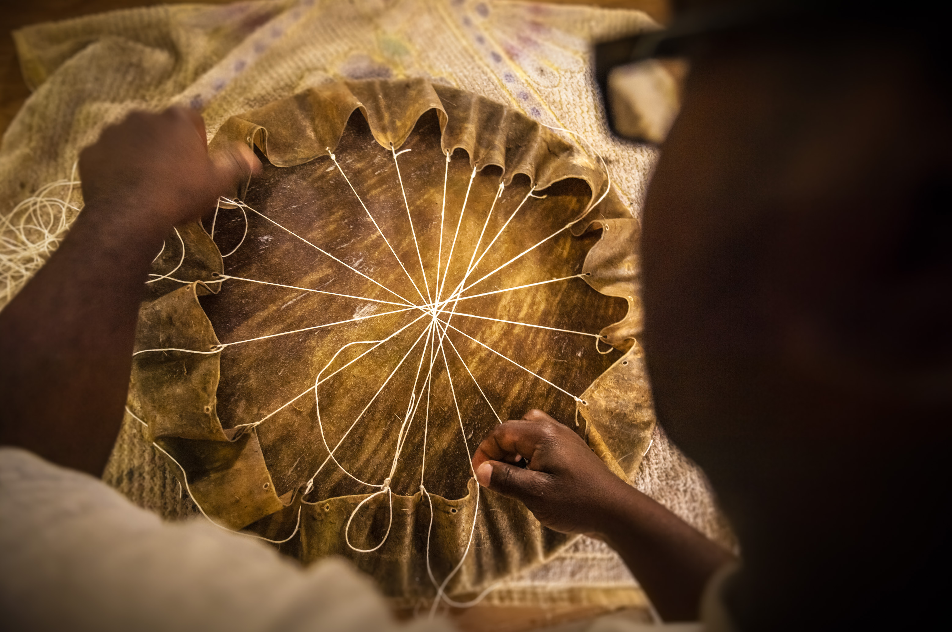 France, Caraïbes, Petites Antilles, Guadeloupe, Grande-Terre, Pointe-à-Pitre, Carénage, Atelier Pablo, facteur de gwoka, le tambour traditionnel de l'archipel, ici la mise sous tension de la peau de cabri // France, Caribbean, Lesser Antilles, Guadeloupe, Grande-Terre, Pointe-à-Pitre, Carénage, Workshop Pablo, gwoka factor, the traditional drum of the archipelago, here the tensioning of the goatskin