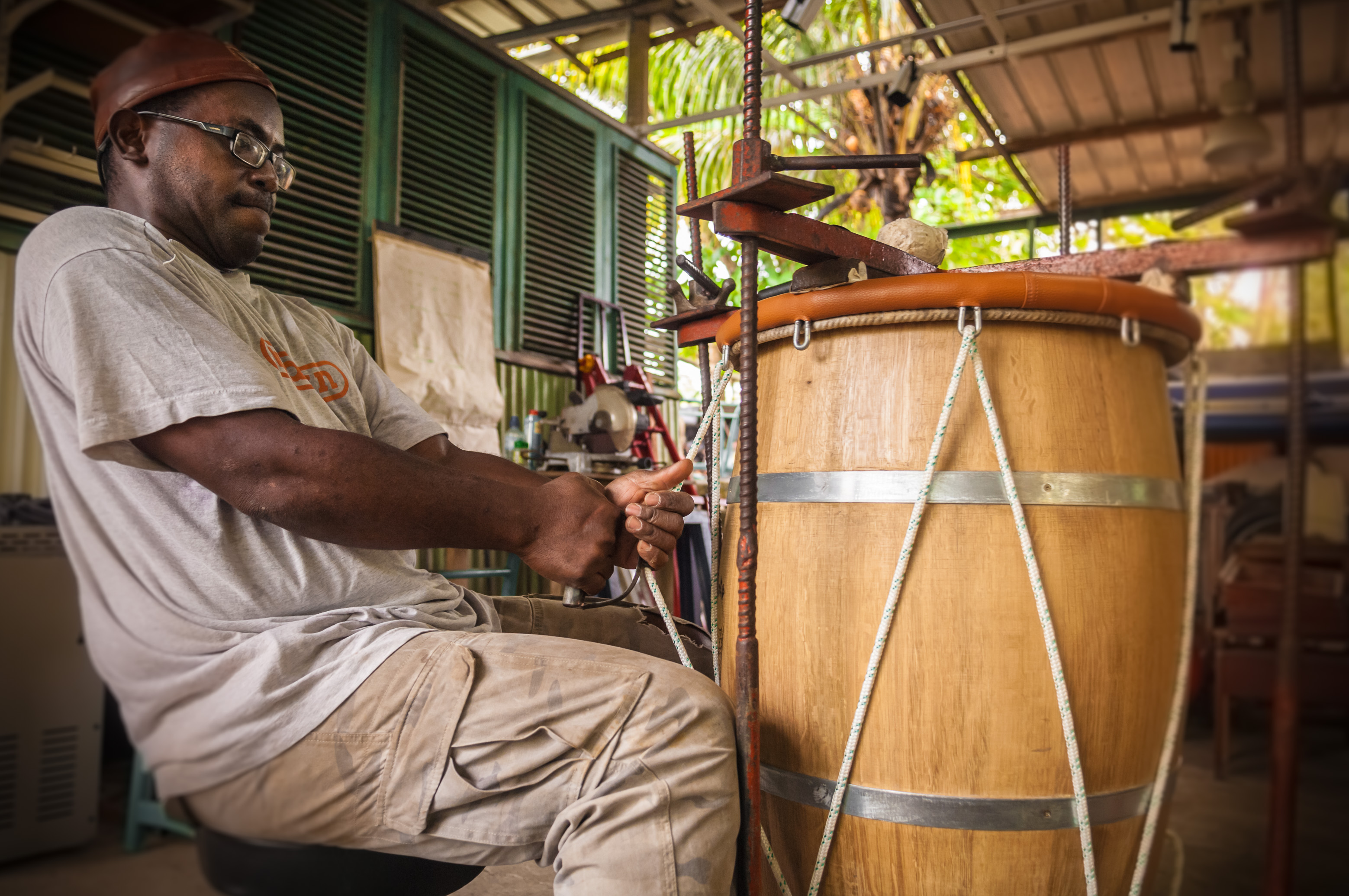 France, Caraïbes, Petites Antilles, Guadeloupe, Grande-Terre, Pointe-à-Pitre, Carénage, Atelier Pablo, facteur de gwoka, le tambour traditionnel de l'archipel, ici la mise sous tension de la peau de cabri // France, Caribbean, Lesser Antilles, Guadeloupe, Grande-Terre, Pointe-à-Pitre, Carénage, Workshop Pablo, gwoka factor, the traditional drum of the archipelago, here the tensioning of the goatskin
