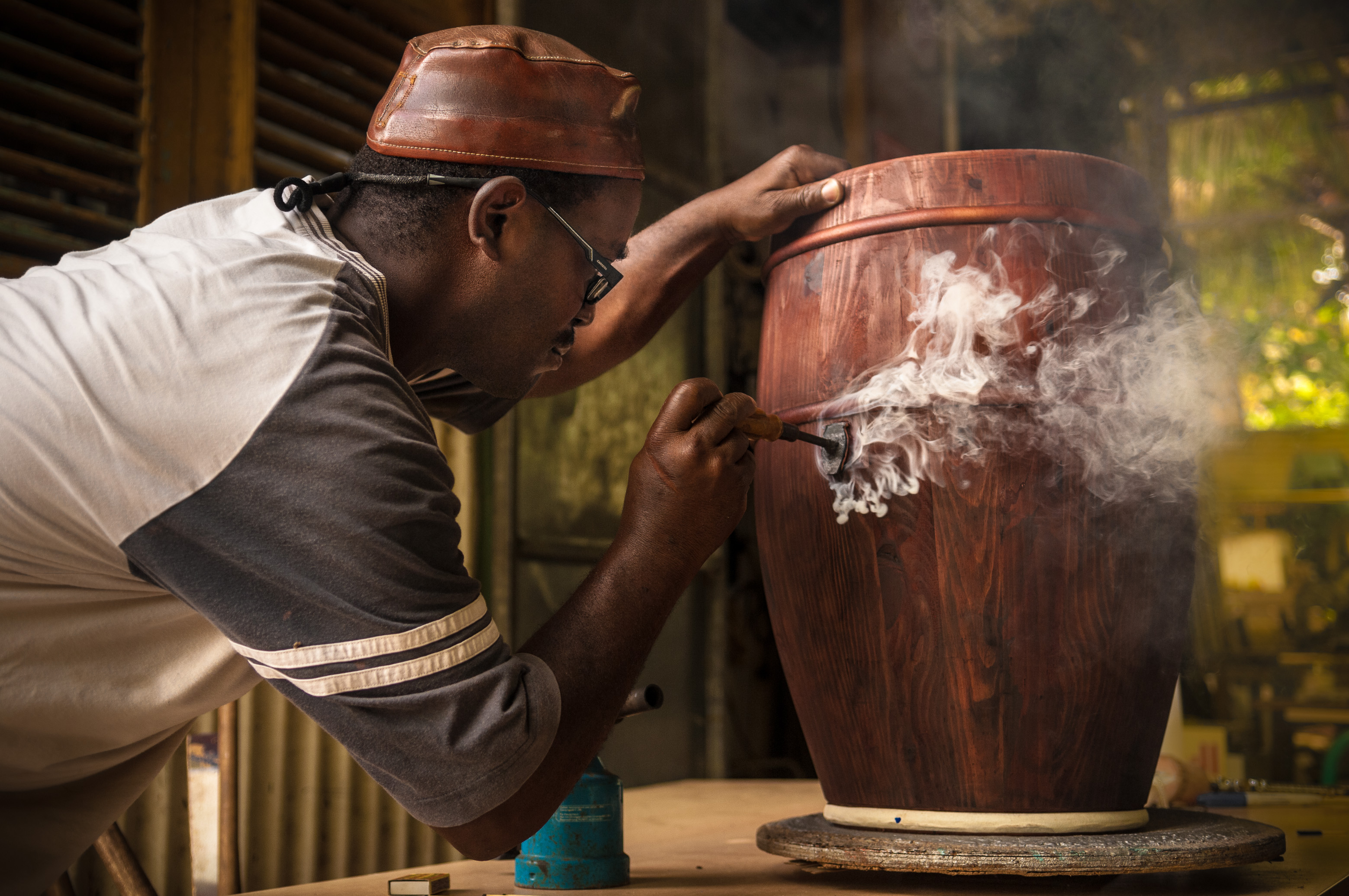 France, Caraïbes, Petites Antilles, Guadeloupe, Grande-Terre, Pointe-à-Pitre, Carénage, Atelier Pablo, facteur de gwoka, le tambour traditionnel de l'archipel, ici l'apposition du sceau de l'atelier sur la caisse de résonance // France, Caribbean, Lesser Antilles, Guadeloupe, Grande-Terre, Pointe-à-Pitre, Carénage, Atelier Pablo, gwoka factor, the traditional drum of the archipelago, here the sealing of the workshop on the soundboard