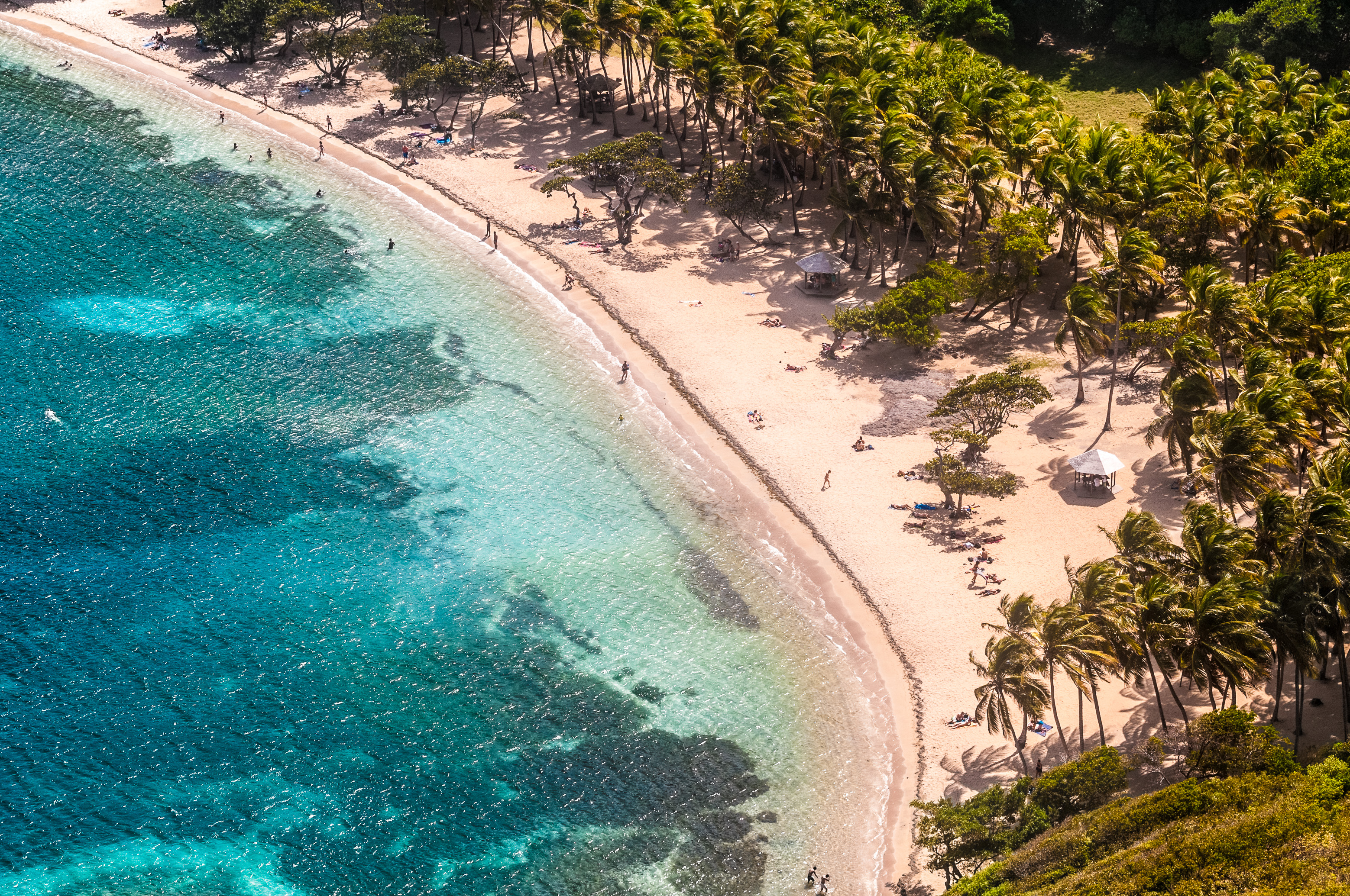 France, Caraïbes, Petites Antilles, Guadeloupe, Les Saintes, Terre-de-Haut, Baie de Pompierre vue de haut depuis le sentier de randonnée du Morne Morel // France, Caribbean, Lesser Antilles, Guadeloupe, Les Saintes, Terre-de-Haut, Bay of Pompierre top view from the trail Morne Morel