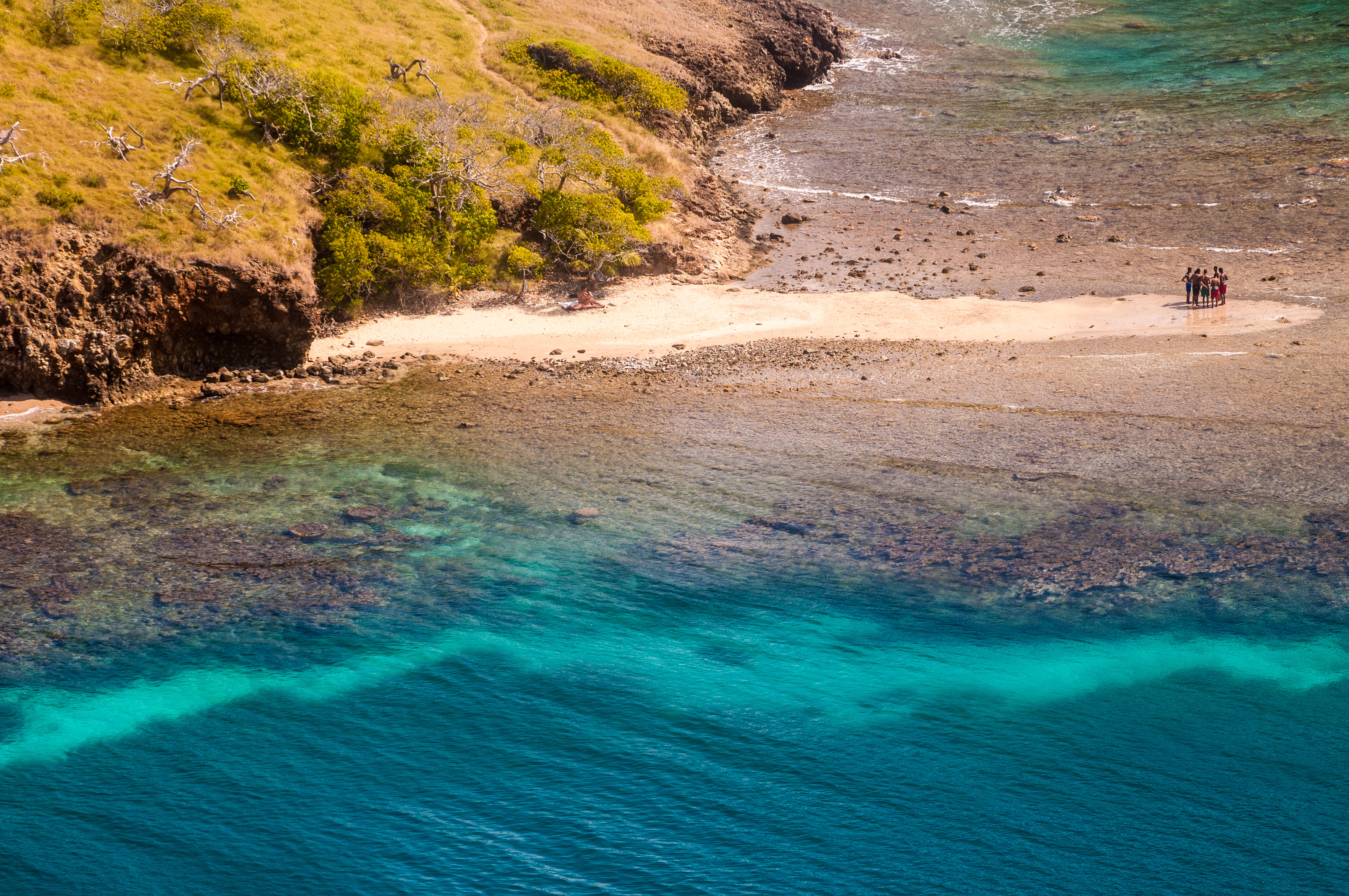 France, Caraïbes, Petites Antilles, Guadeloupe, Les Saintes, Terre-de-Haut, Baie de Pompierre et sa barre des Roches Percées qui en protège l'entrée, vue de haut depuis le sentier de randonnée du Morne Morel // France, Caribbean, Lesser Antilles, Guadeloupe, Les Saintes, Terre-de-Haut, Pompierre Bay with the Roches Percées that protect its entrance, top view from the trail Morne Morel