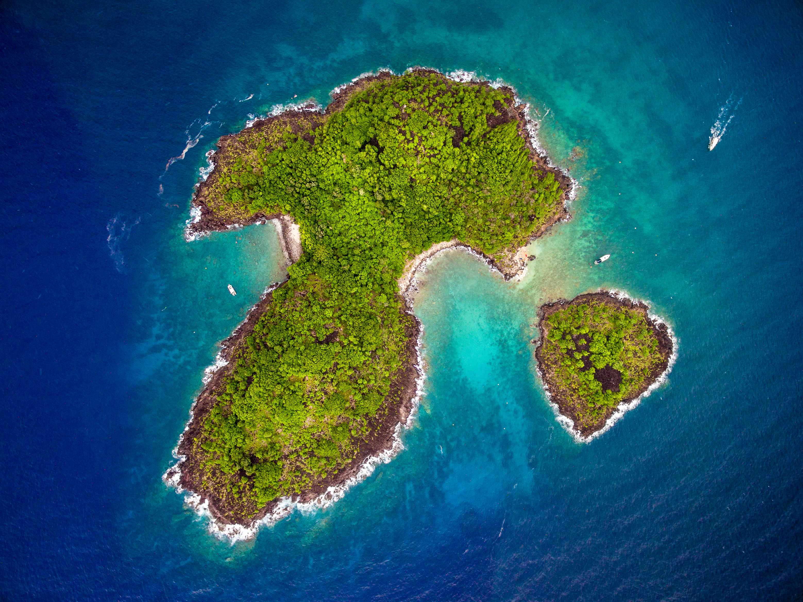 France, Caraïbes, Petites Antilles, Guadeloupe, Basse-Terre, Bouillante, vue aérienne sur îles Pigeon, au coeur de la réserve naturelle Cousteau à Malendure, haut lieu de la plongée sous-marine de l'archipel // France, Caribbean, Lesser Antilles, Guadeloupe, Basse-Terre, Bouillante, aerial view of the Pigeon islands, in the heart of the Cousteau natural reserve in Malendure, high place of scuba diving of the archipelago