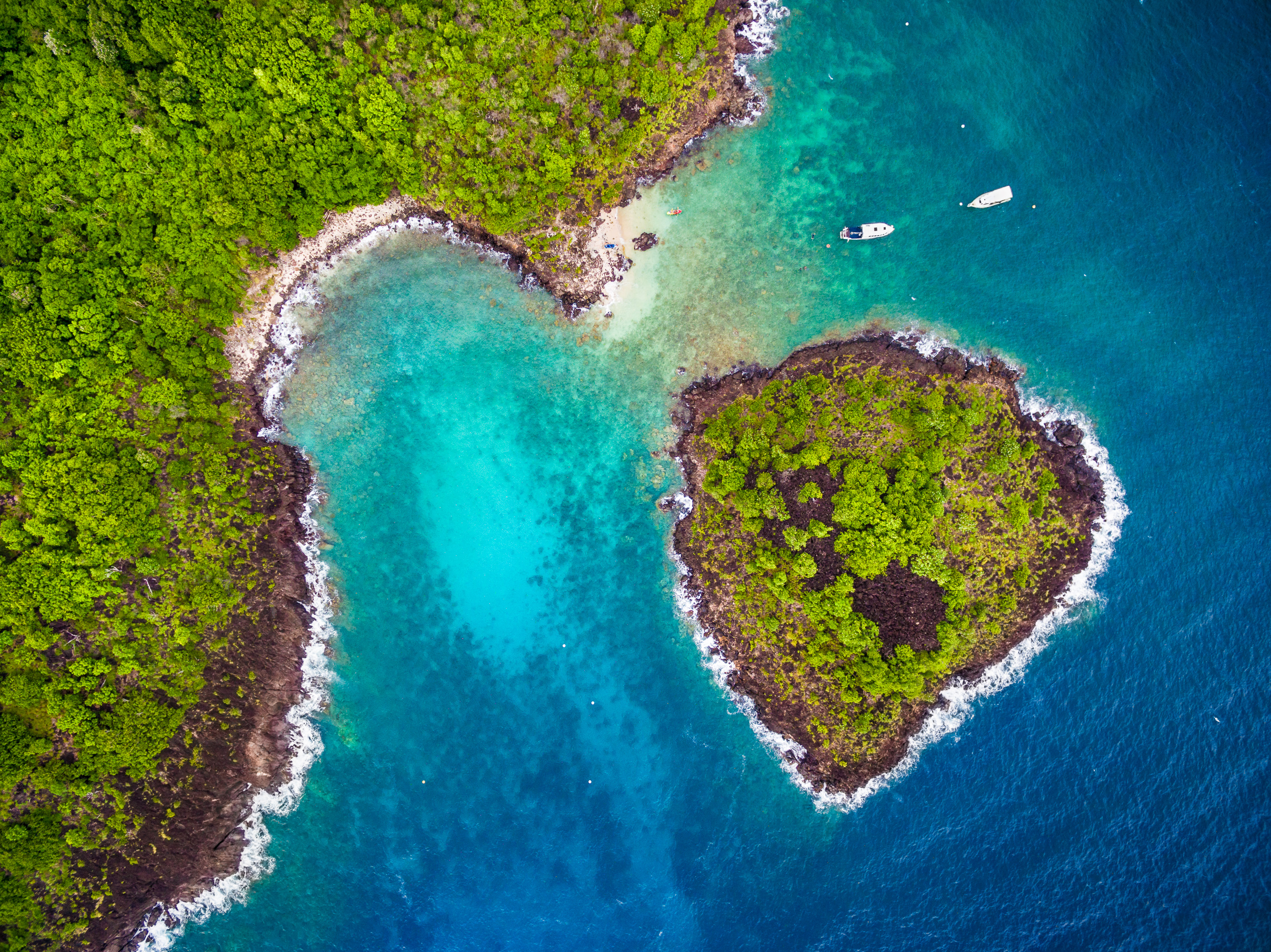 France, Caraïbes, Petites Antilles, Guadeloupe, Basse-Terre, Bouillante, vue aérienne sur îles Pigeon, au coeur de la réserve naturelle Cousteau à Malendure, haut lieu de la plongée sous-marine de l'archipel // France, Caribbean, Lesser Antilles, Guadeloupe, Basse-Terre, Bouillante, aerial view of the Pigeon islands, in the heart of the Cousteau natural reserve in Malendure, high place of scuba diving of the archipelago