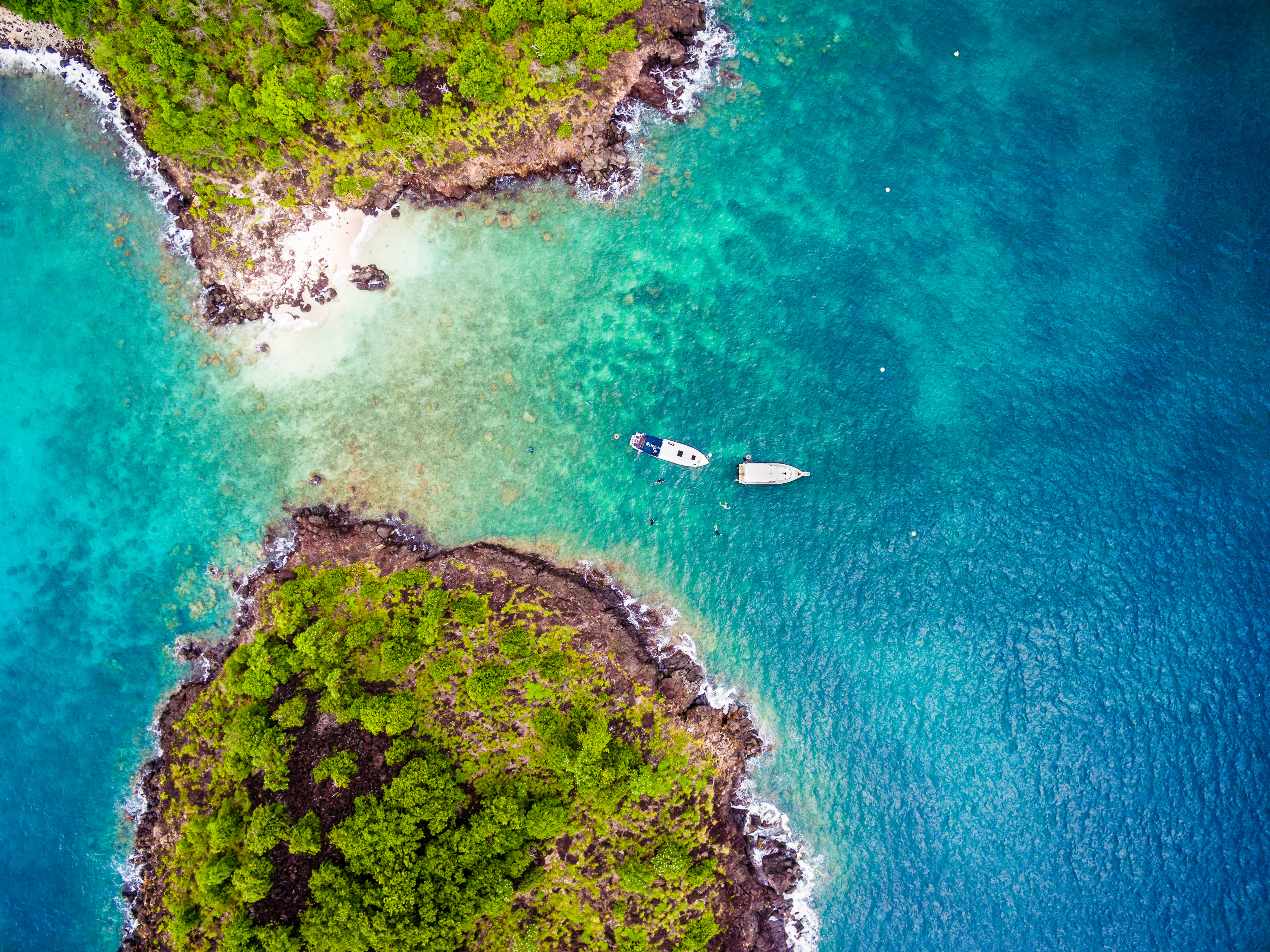 France, Caraïbes, Petites Antilles, Guadeloupe, Basse-Terre, Bouillante, vue aérienne sur îles Pigeon, au coeur de la réserve naturelle Cousteau à Malendure, haut lieu de la plongée sous-marine de l'archipel // France, Caribbean, Lesser Antilles, Guadeloupe, Basse-Terre, Bouillante, aerial view of the Pigeon islands, in the heart of the Cousteau natural reserve in Malendure, high place of scuba diving of the archipelago