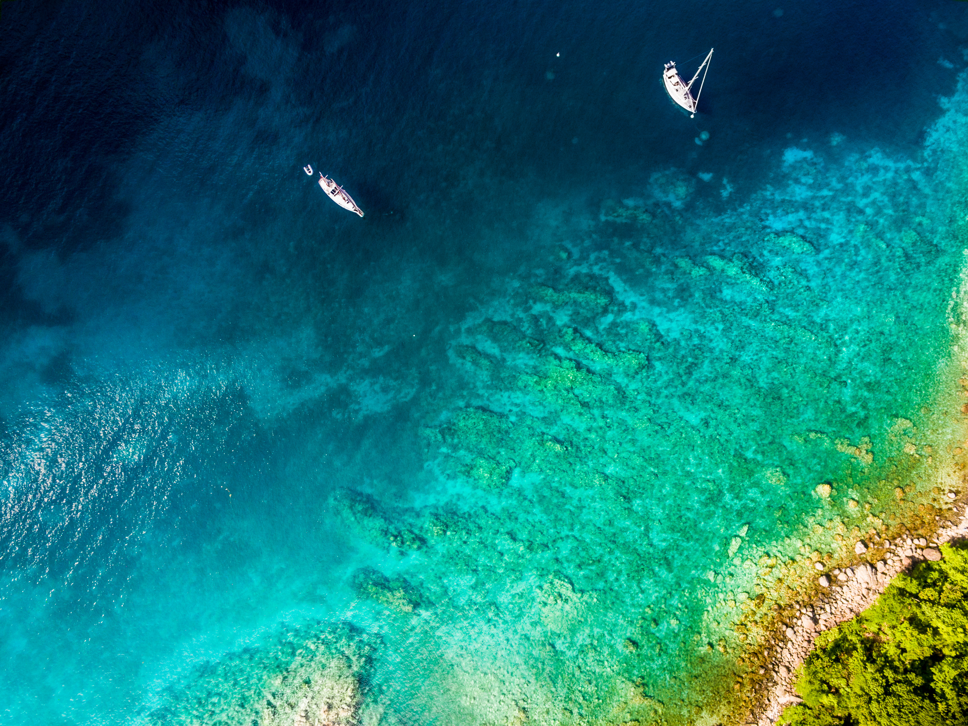France, Caraïbes, Petites Antilles, Guadeloupe, Basse-Terre, Deshaies, vue aérienne sur la baie de Deshaies dans la mer des Caraïbes // France, Caribbean, Lesser Antilles, Guadeloupe, Basse-Terre, Deshaies, aerial view of Deshaies' bay in the Caribbean Sea
