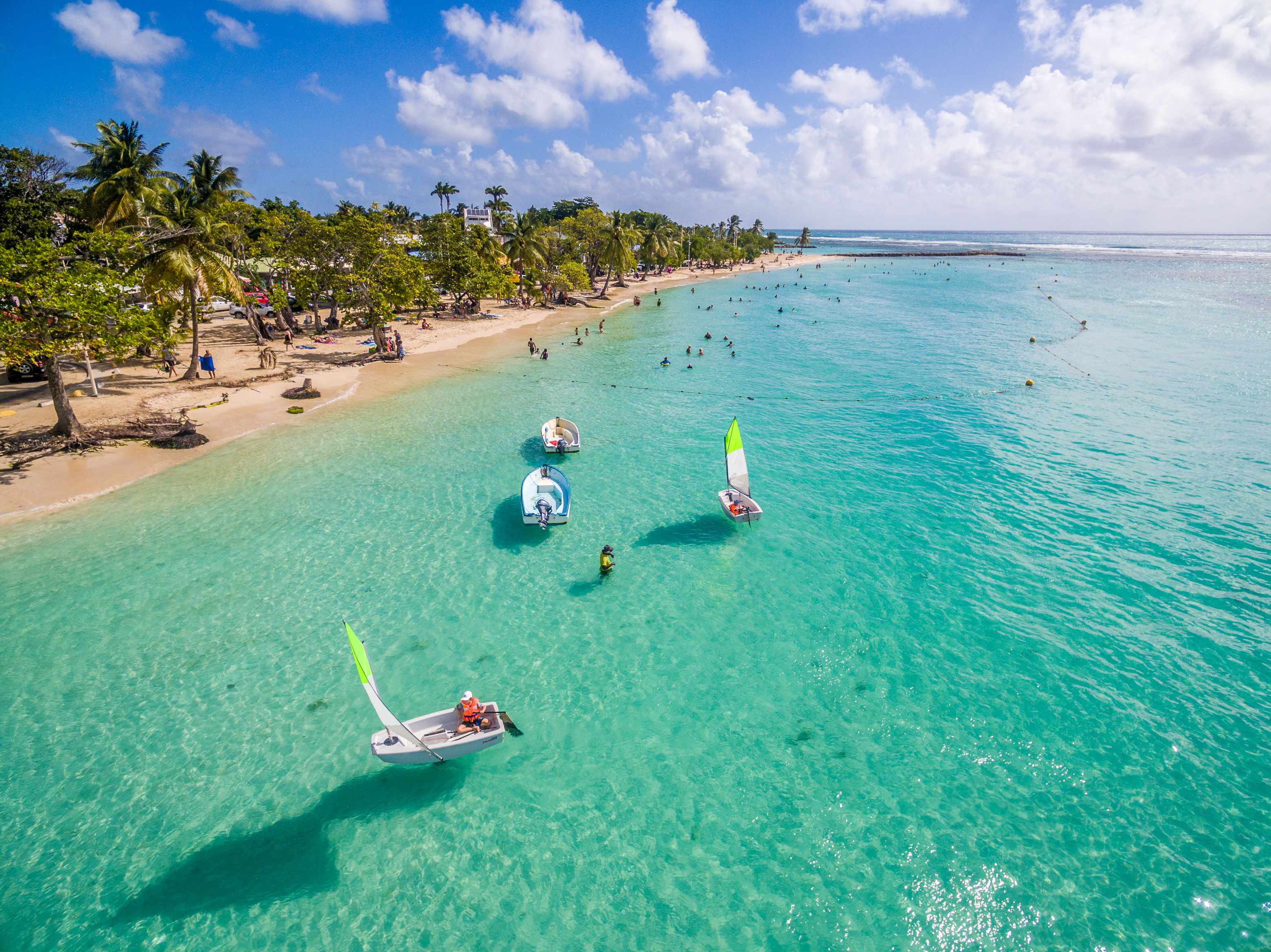 France, Caraïbes, Petites Antilles, Guadeloupe, Grande-Terre, Sainte Anne, vue aérienne sur la plage municipale et son lagon // France, Caribbean, Lesser Antilles, Guadeloupe, Grande-Terre, Sainte Anne, aerial view of the municipal beach and its lagoon