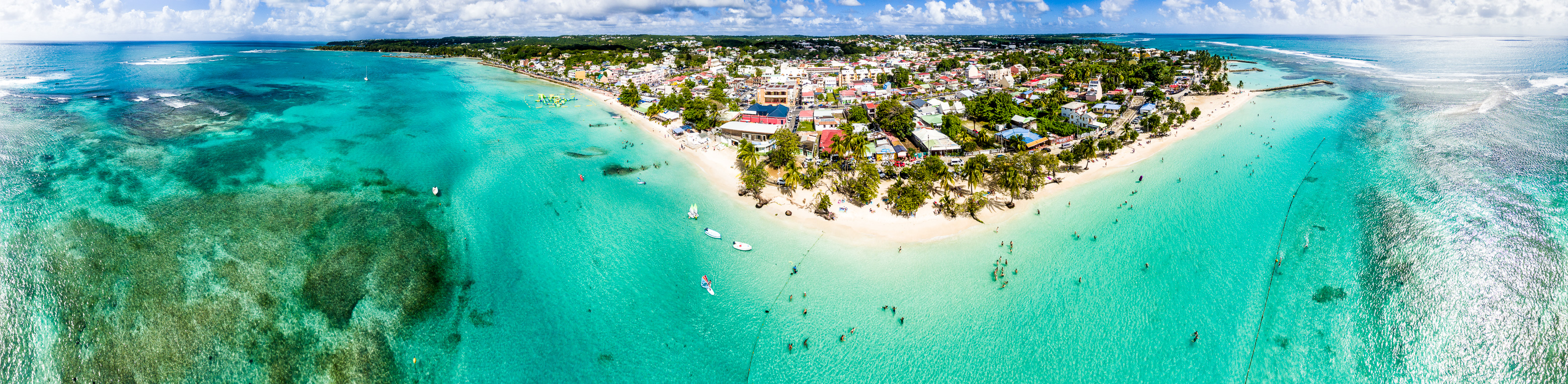 France, Caraïbes, Petites Antilles, Guadeloupe, Grande-Terre, Sainte Anne, vue aérienne panoramique sur la plage municipale et son lagon // France, Caribbean, Lesser Antilles, Guadeloupe, Grande-Terre, Sainte Anne, panoramic aerial view on the municipal beach and its lagoon