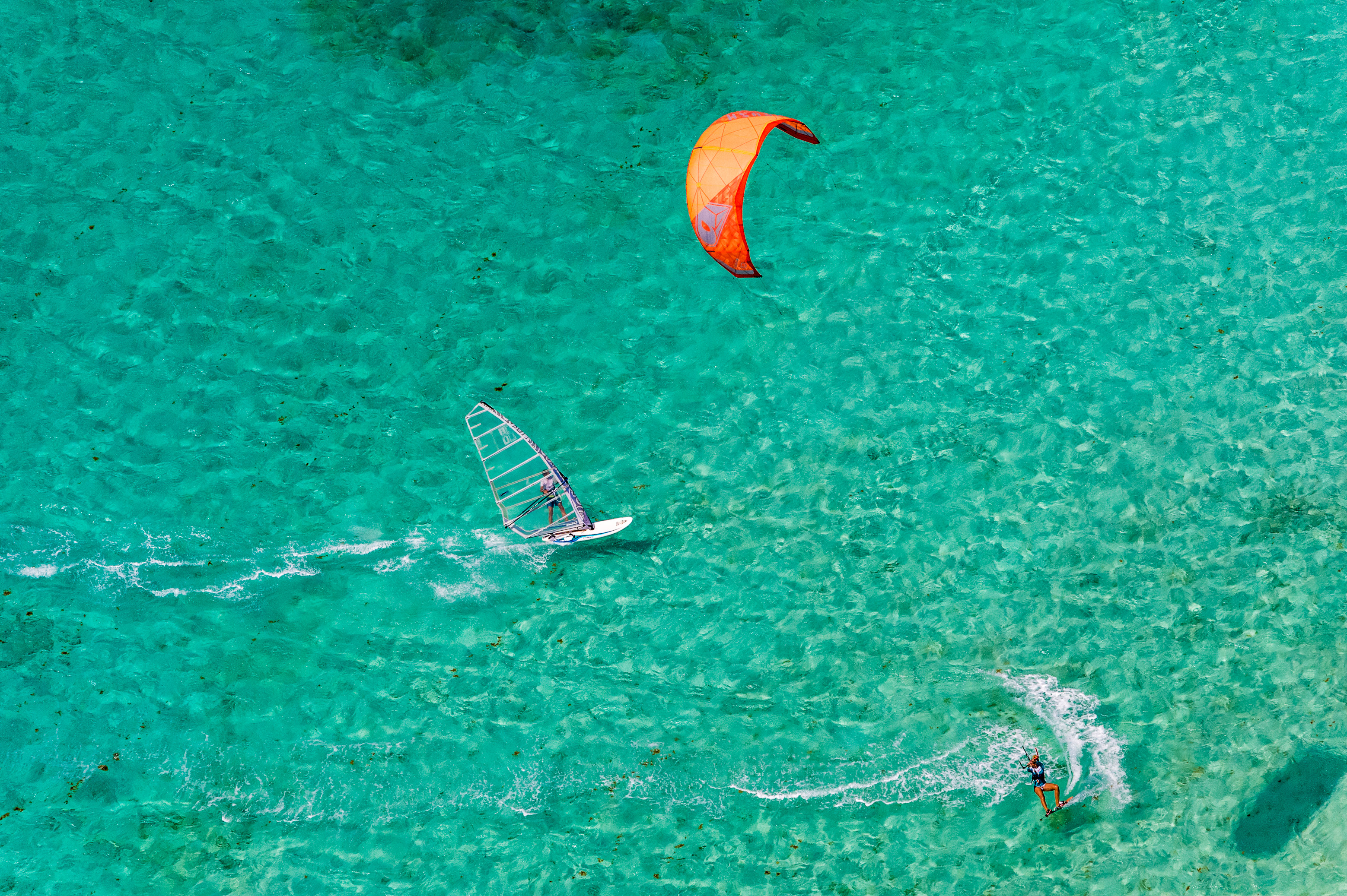 France, Caraïbes, Petites Antilles, Guadeloupe, Grande-Terre, Saint-François, vue aérienne sur le lagon, une planche à voile et un kite surf // France, Caribbean, Lesser Antilles, Guadeloupe, Grande-Terre, Saint-François, aerial view of the lagoon, windsurfing and kite surfing