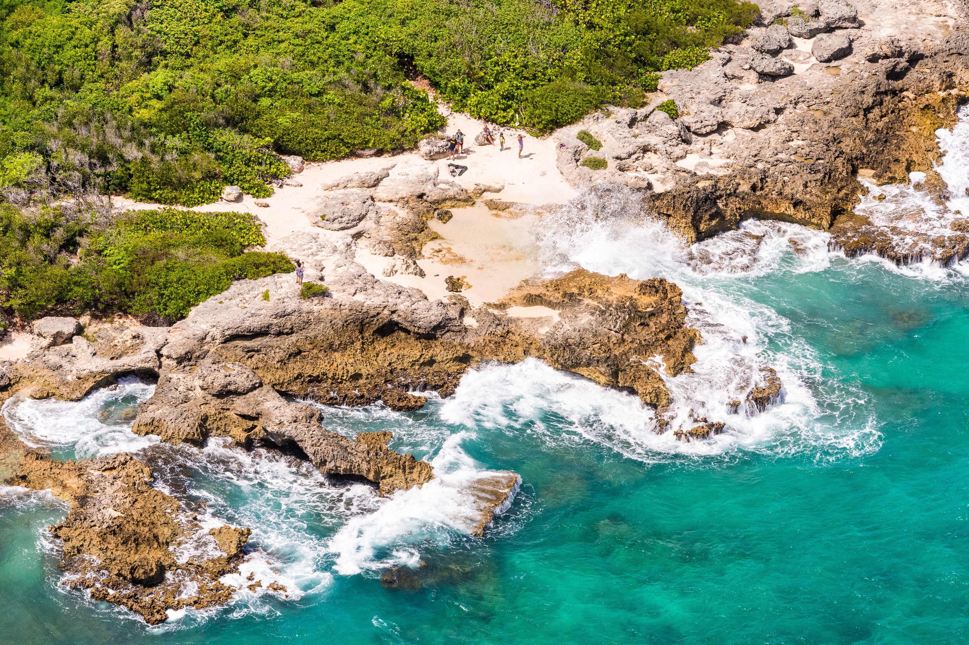 France, Caraïbes, Petites Antilles, Guadeloupe, Grande-Terre, Saint-François, lieu-dit La Piscine, un souffleur asperge les baigneurs dans une vasque naturelle sur le littoral, vue aérienne // France, Caribbean, Lesser Antilles, Guadeloupe, Grande-Terre, Saint-François, point of interest The Swimming pool, a blower spraying bathers in a natural basin on the coast, aerial view