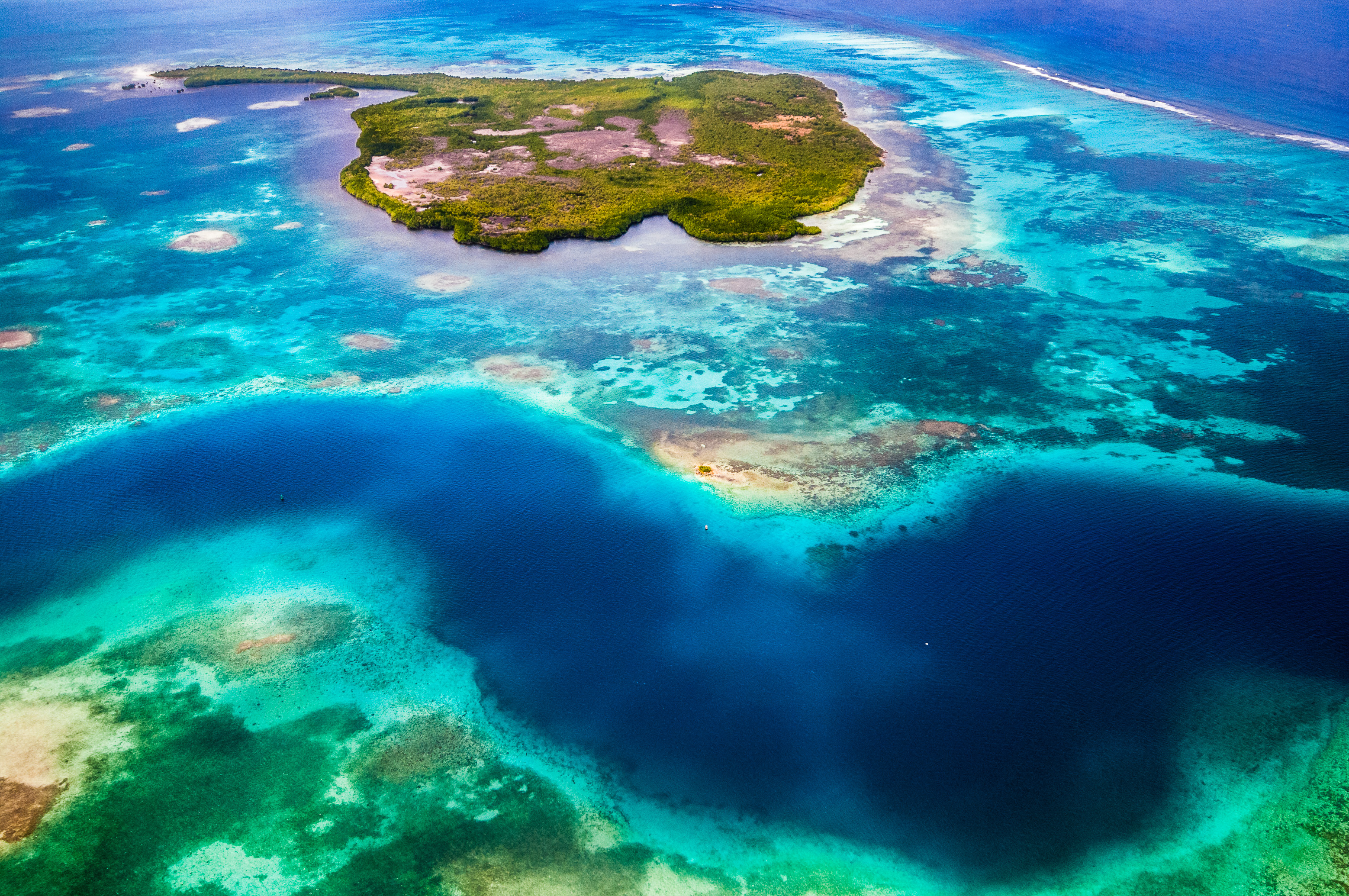 France, Caraïbes, Petites Antilles, Guadeloupe, Parc national de la Guadeloupe, zone de coeur maritime, vue aérienne du Grand Cul-de-Sac Marin (15000 ha), il est délimité dans sa partie marine par le plus long récif corallien (25 km) et dans sa partie terrestre par la plus large ceinture de mangrove des petites Antilles, ici l'îlet Fajou // France, Caribbean, Lesser Antilles, Guadeloupe, Guadeloupe National Park, maritime heart area, aerial view of the Grand Cul-de-Sac Marin (15000 ha), it is delimited in its marine part by the longest coral reef km) and in its terrestrial part by the wider mangrove belt of the Lesser Antilles, here Fajou islet
