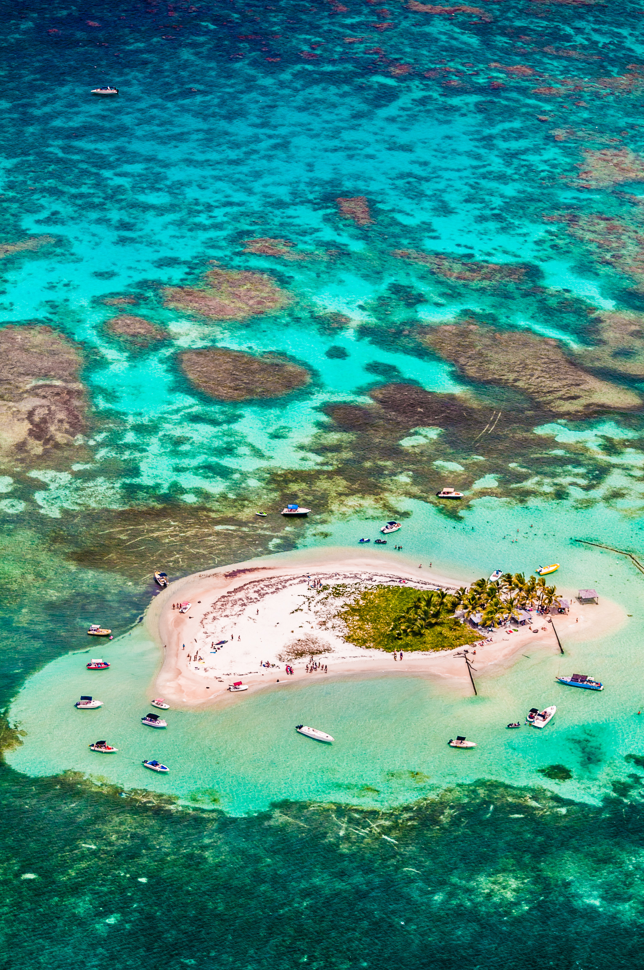 France, Caraïbes, Petites Antilles, Guadeloupe, Parc national de la Guadeloupe, vue aérienne du Grand Cul-de-Sac Marin (15000 ha), il est délimité dans sa partie marine par le plus long récif corallien (25 km) et dans sa partie terrestre par la plus large ceinture de mangrove des petites Antilles, ici l'îlet Caret // France, Caribbean, Lesser Antilles, Guadeloupe, Guadeloupe National Park, aerial view of the Grand Cul-de-Sac Marin (15000 ha), it is delimited in its marine part by the longest coral reef (25 km) terrestrial part by the wider mangrove belt of the Lesser Antilles, here the Caret islet