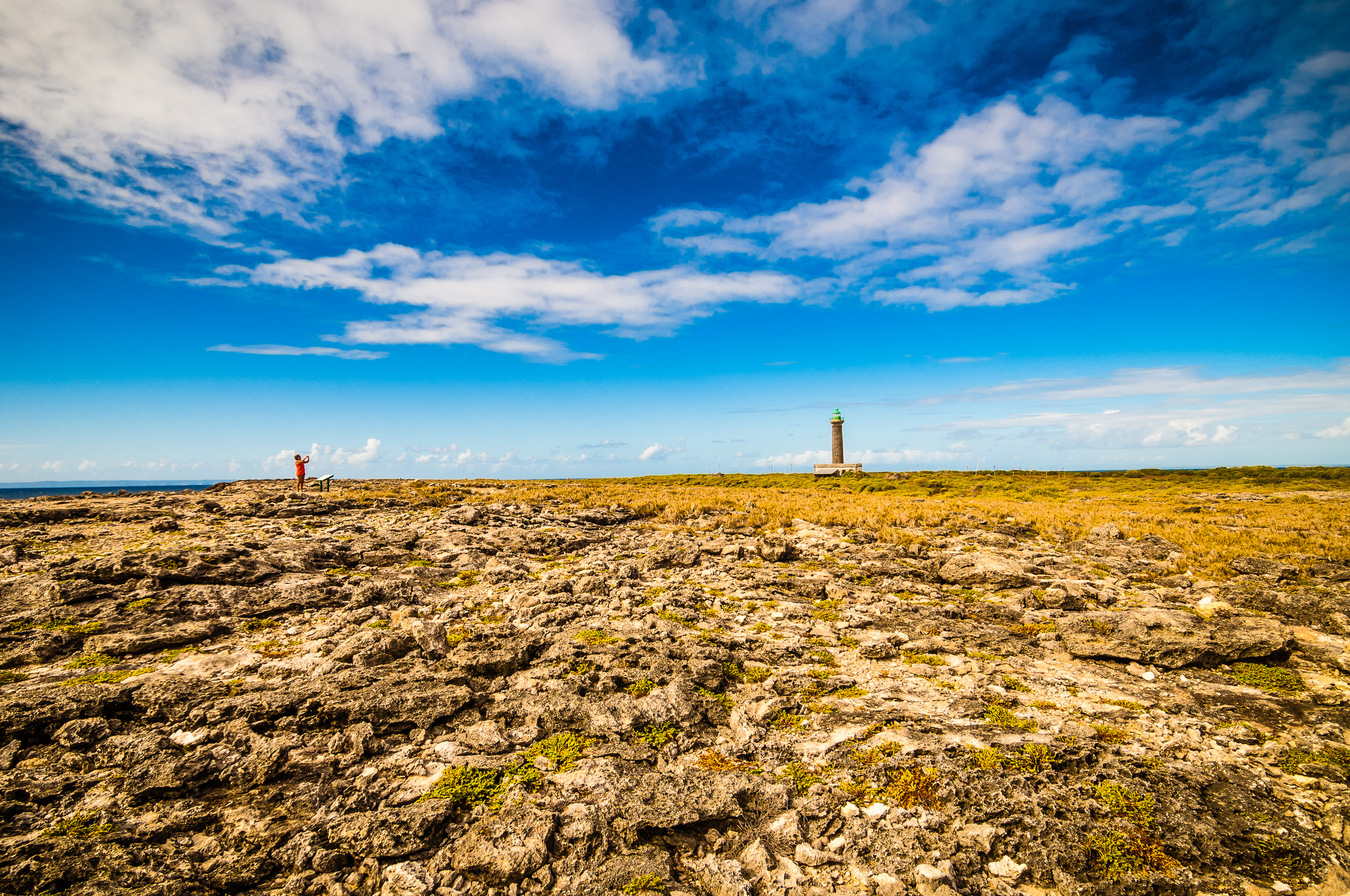 France, Caraïbes, Petites Antilles, Réserve naturelle nationale de Petite Terre, une femme photographie le phare de Terre-de-Bas (35 m), plus ancien phare de Guadeloupe, monument historique dont le fonctionnement est automatisé depuis 1972, année de départ de la dernière famille de gardiens // France, Caribbean, Lesser Antilles, Petite Terre National Nature Reserve, a woman photographs the lighthouse of Terre-de-Bas (35 m), the oldest lighthouse in Guadeloupe, a historical monument whose operation has been automated since 1972, year of departure of the last family of guards