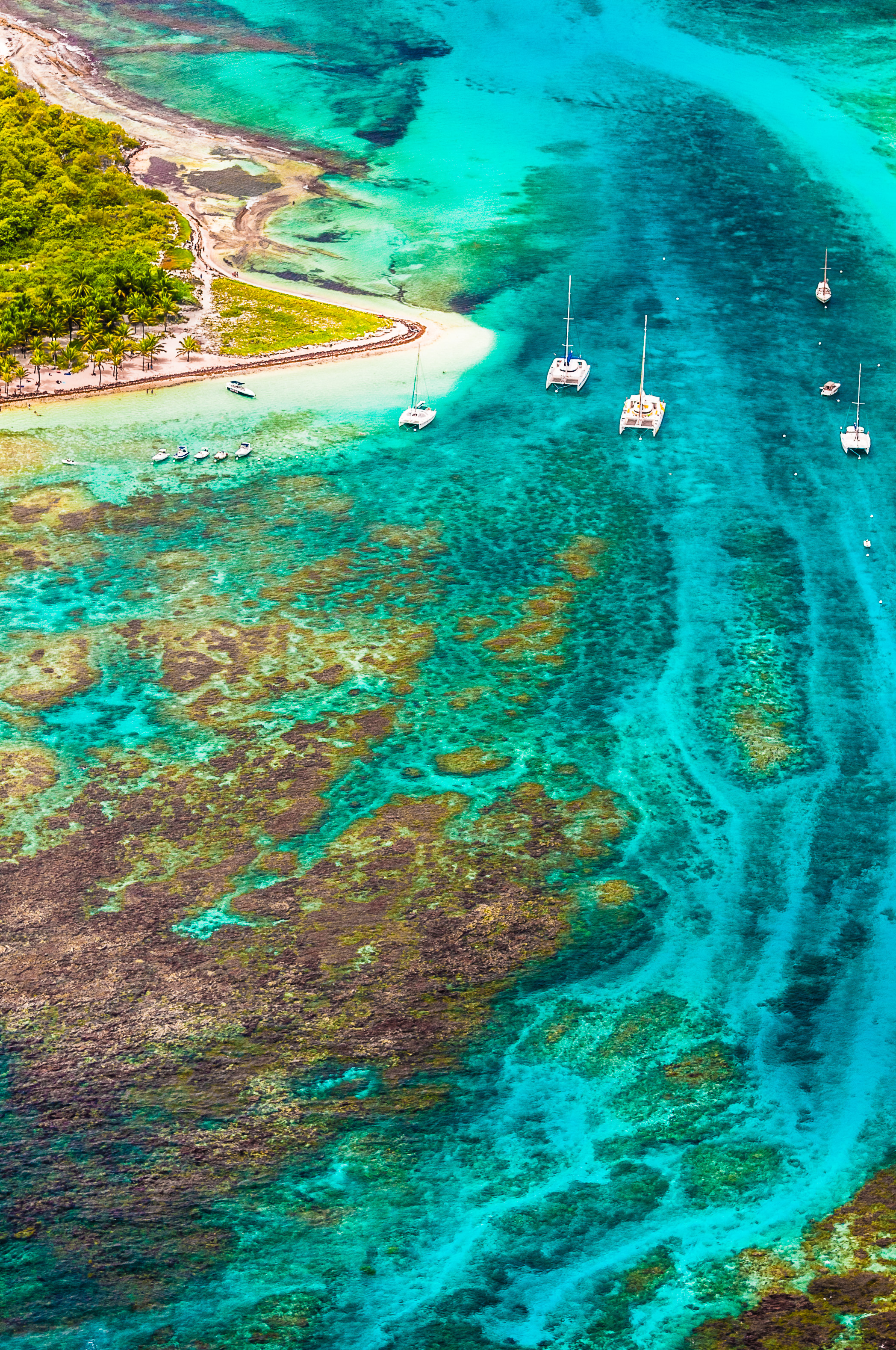 France, Caraïbes, Petites Antilles, Vue aérienne sur la Réserve naturelle nationale de Petite Terre, son lagon et la plage principale de Terre-de-Bas // France, Caribbean, Lesser Antilles, Aerial view of the Petite Terre National Nature Reserve, its lagoon and the main beach of Terre-de-Bas