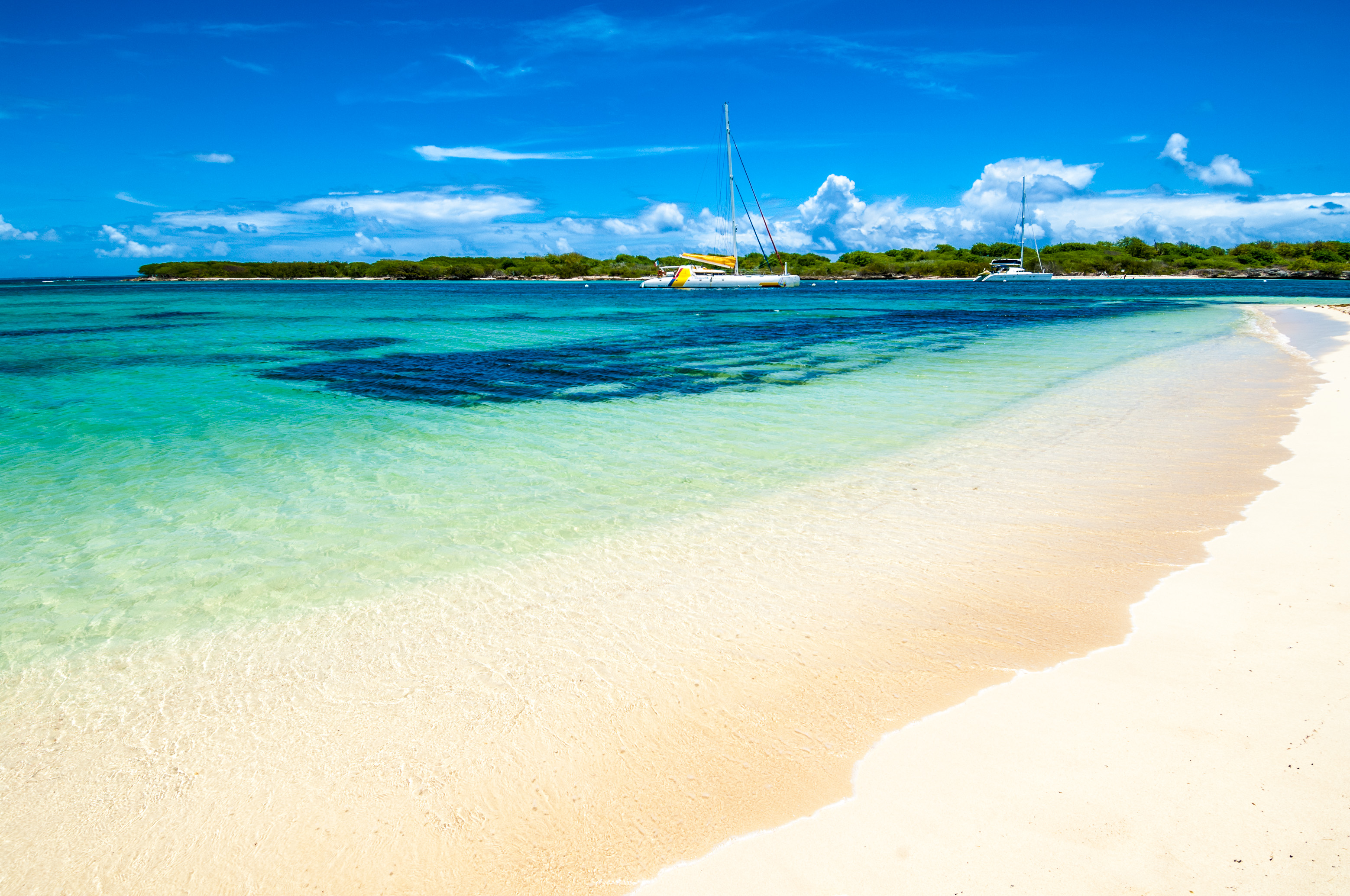 France, Caraïbes, Petites Antilles, Réserve naturelle nationale de Petite Terre, Terre-de-Bas, vue sur le lagon et ses bateaux de plaisance depuis la plage de Terre-de-Bas, l'île sanctuaire de Terre-de-Haut en arrière-plan // France, Caribbean, Lesser Antilles, Petite Terre National Nature Reserve, Terre-de-Bas, overlooking the lagoon and its pleasure boats from the beach of Terre-de-Bas, the island sanctuary of Terre-de-Haut in background