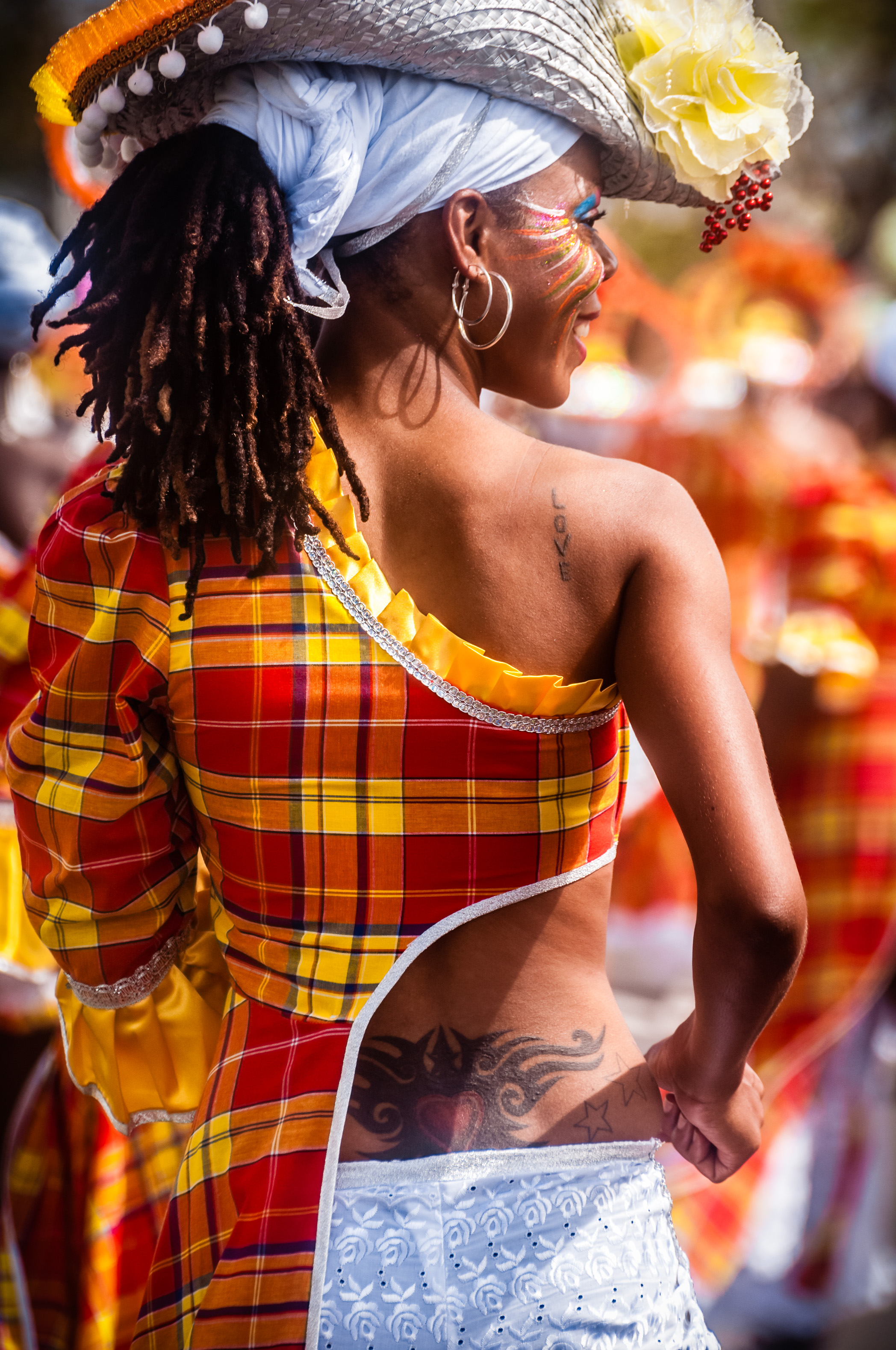France, Guadeloupe, Grande Terre, Pointe-à-Pitre, danseuse du groupe Black Marbré originaire de Morne-à-l'Eau, de dos avec tatouages, lors du grand défilé de clôture des Jours Gras (USAGE PRESSE UNIQUEMENT) // France, Guadeloupe, Grande Terre, Pointe-à-Pitre, back of a dancer with tattoos of Black Marbré band from Morne-à-l'Eau, during the closing parade of Shrovetide (PRESS USE ONLY)