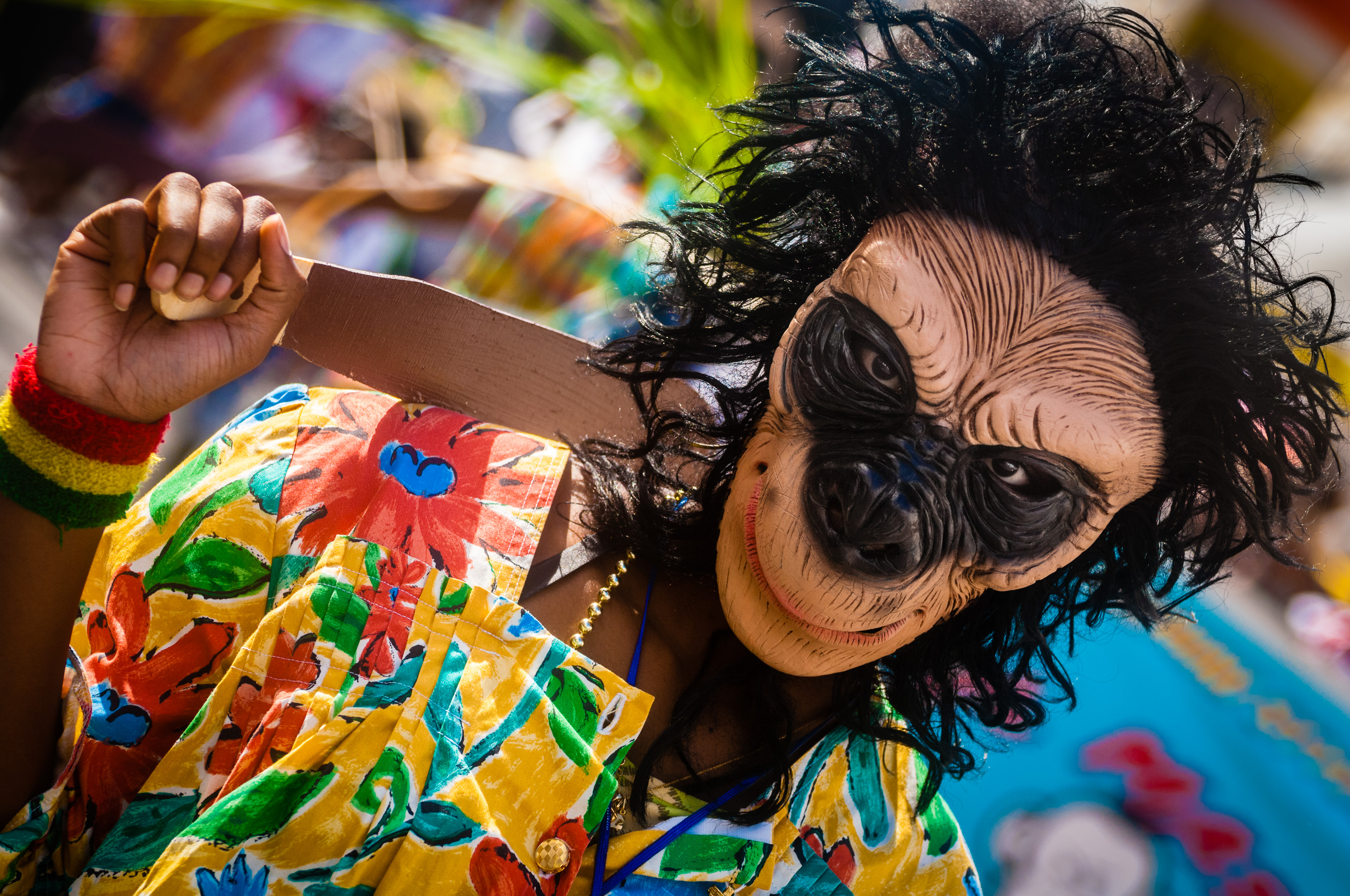France, Guadeloupe, Grande Terre, Pointe-à-Pitre, portrait d'une danseuse du groupe PL Mass originaire de Port-louis, portant un masque de singe, lors du grand défilé de clôture des Jours Gras (USAGE PRESSE UNIQUEMENT) // France, Guadeloupe, Grande Terre, Pointe-à-Pitre, portrait of a dancer of PL Mass band from Port-Louis, wearing a monkey mask, during the closing parade of Shrovetide (PRESS USE ONLY)